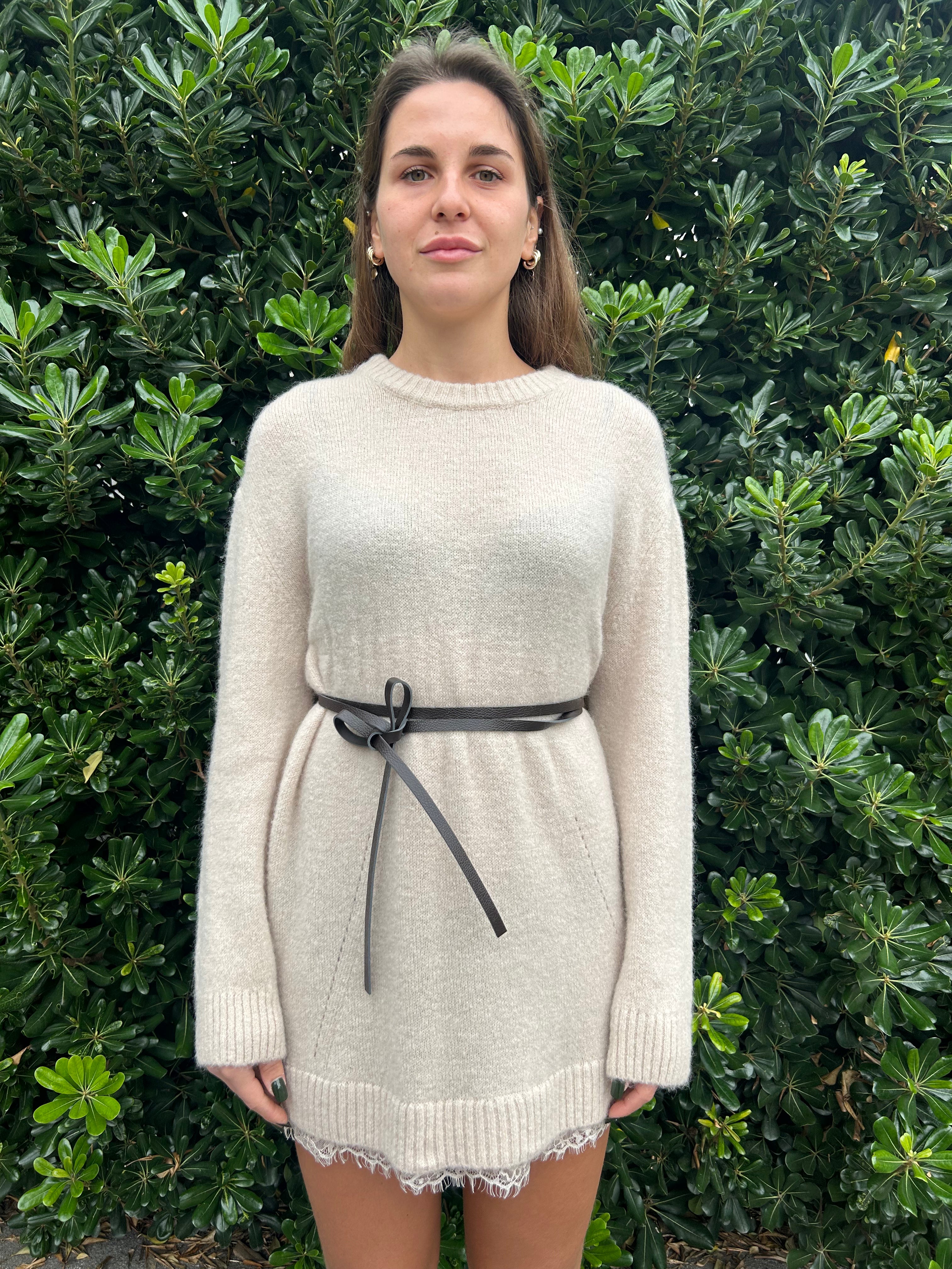 Abito in maglia con cintura