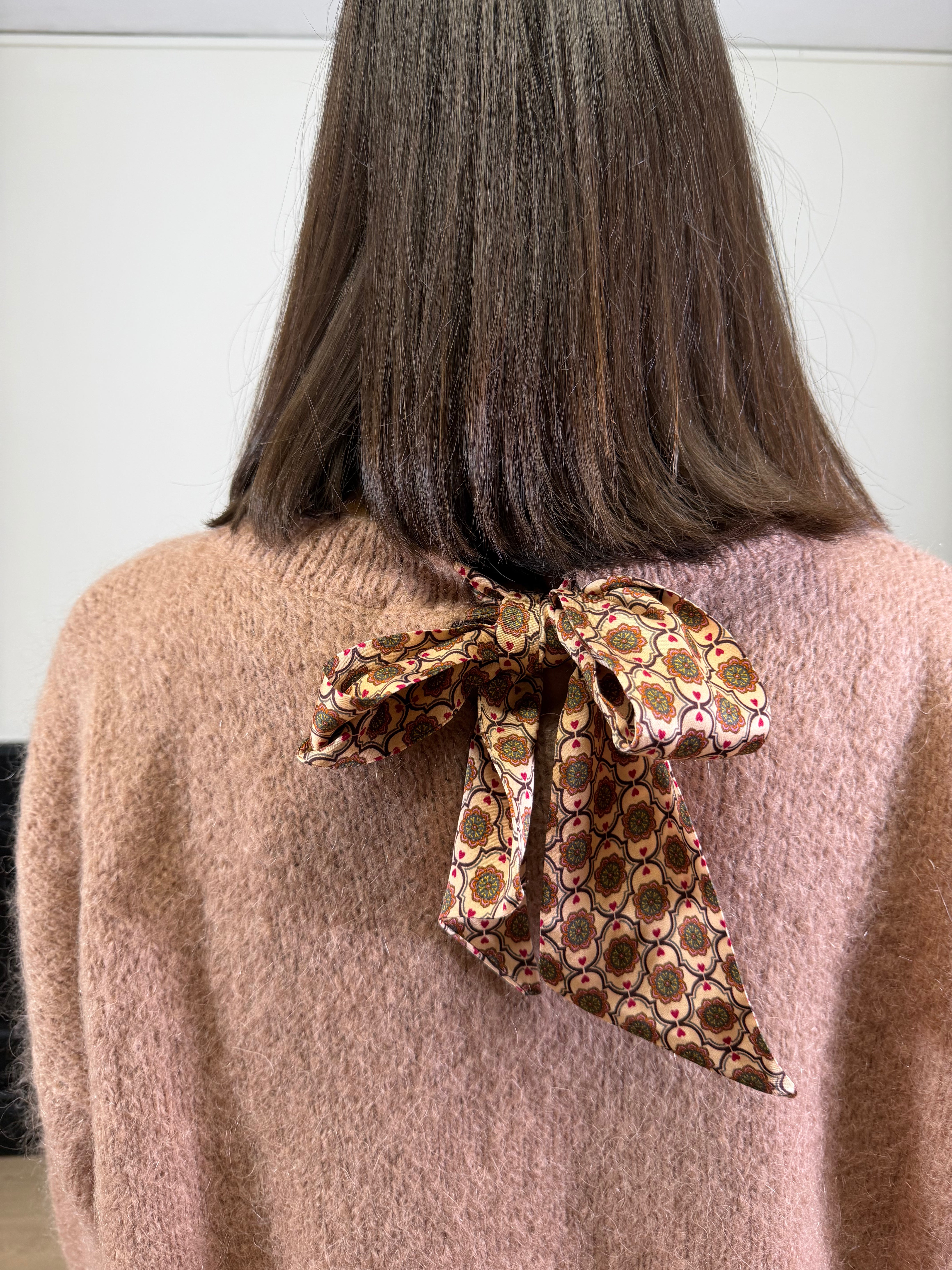 Pull in mohair con fiocco fantasia