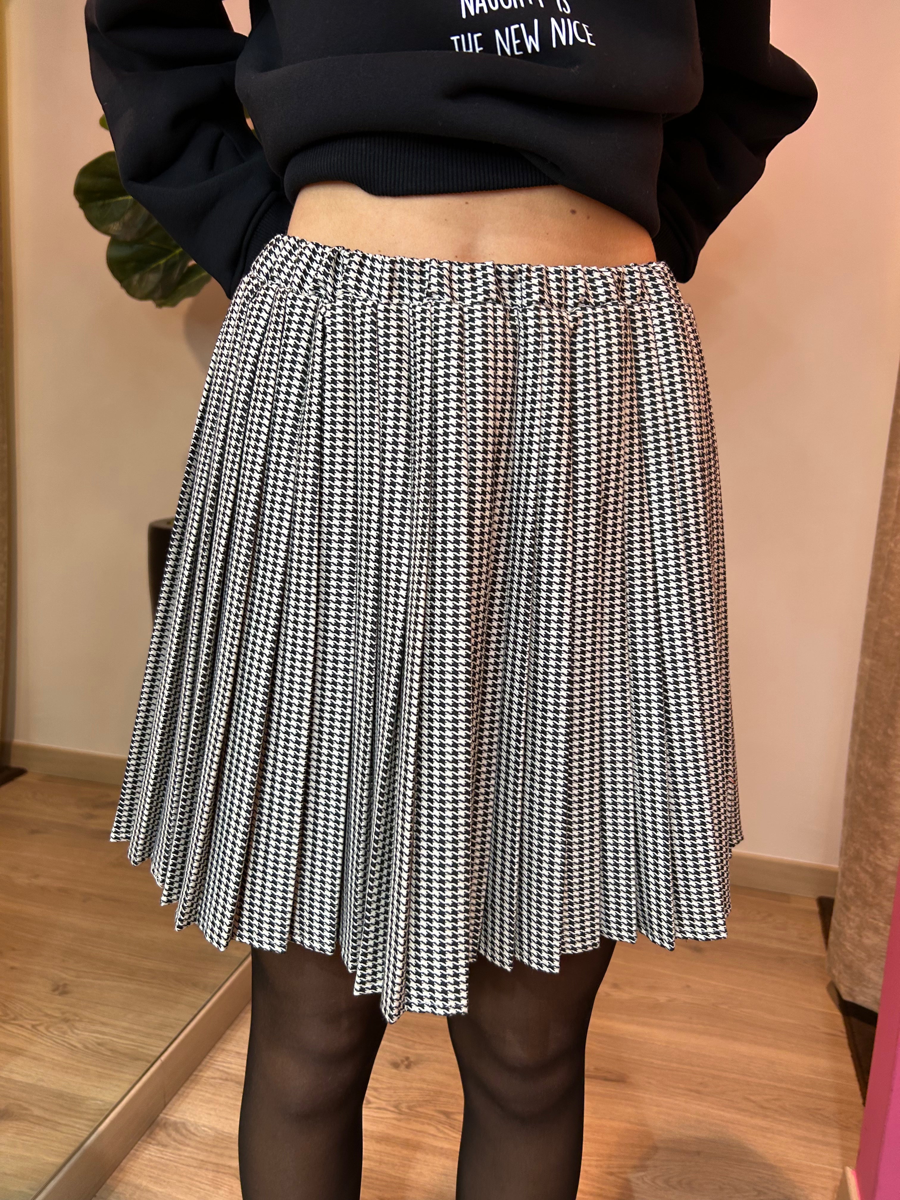 Gonna corta plissé fantasia pied de poule