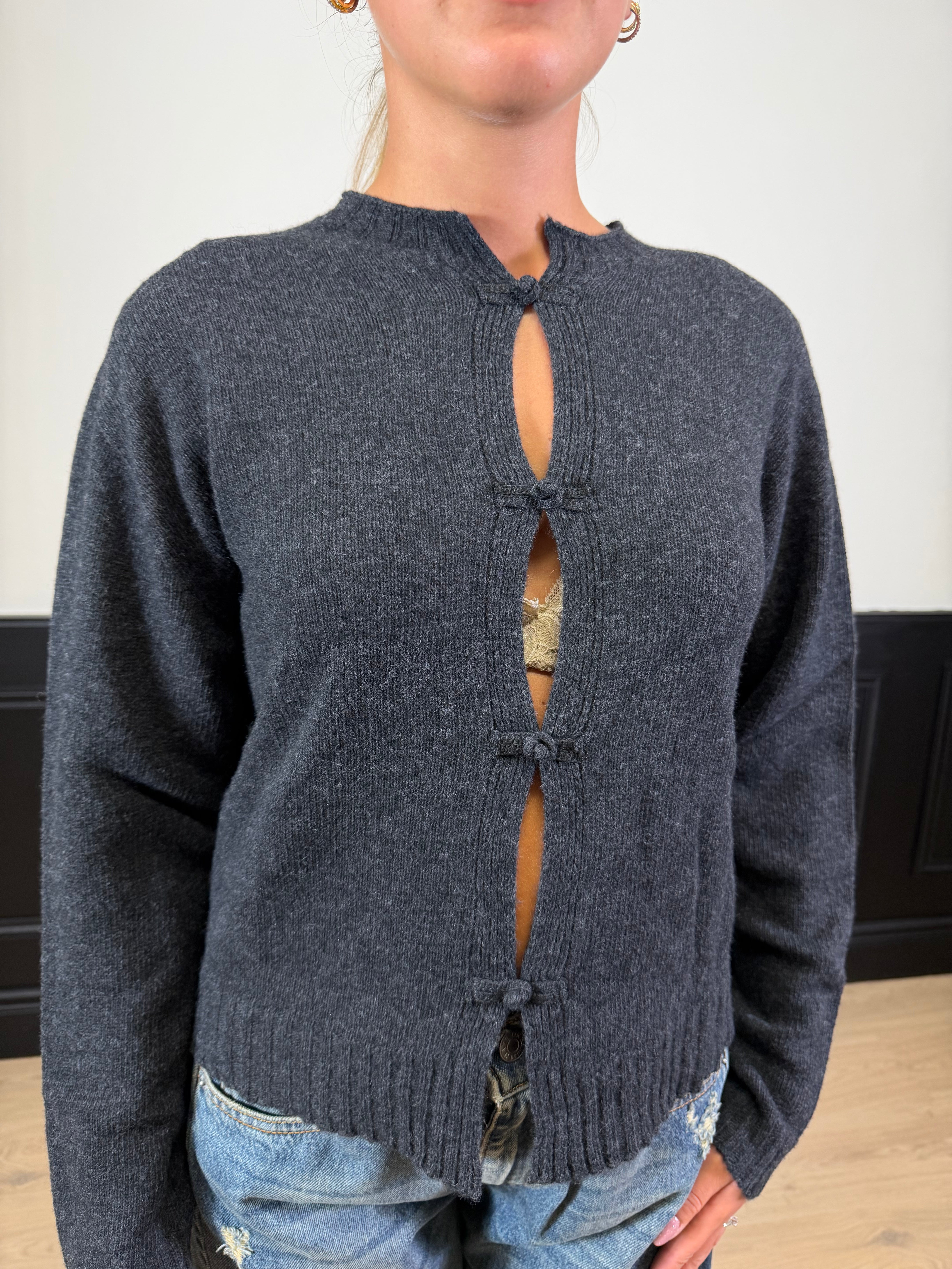 Pull con dettaglio alamari pura lana