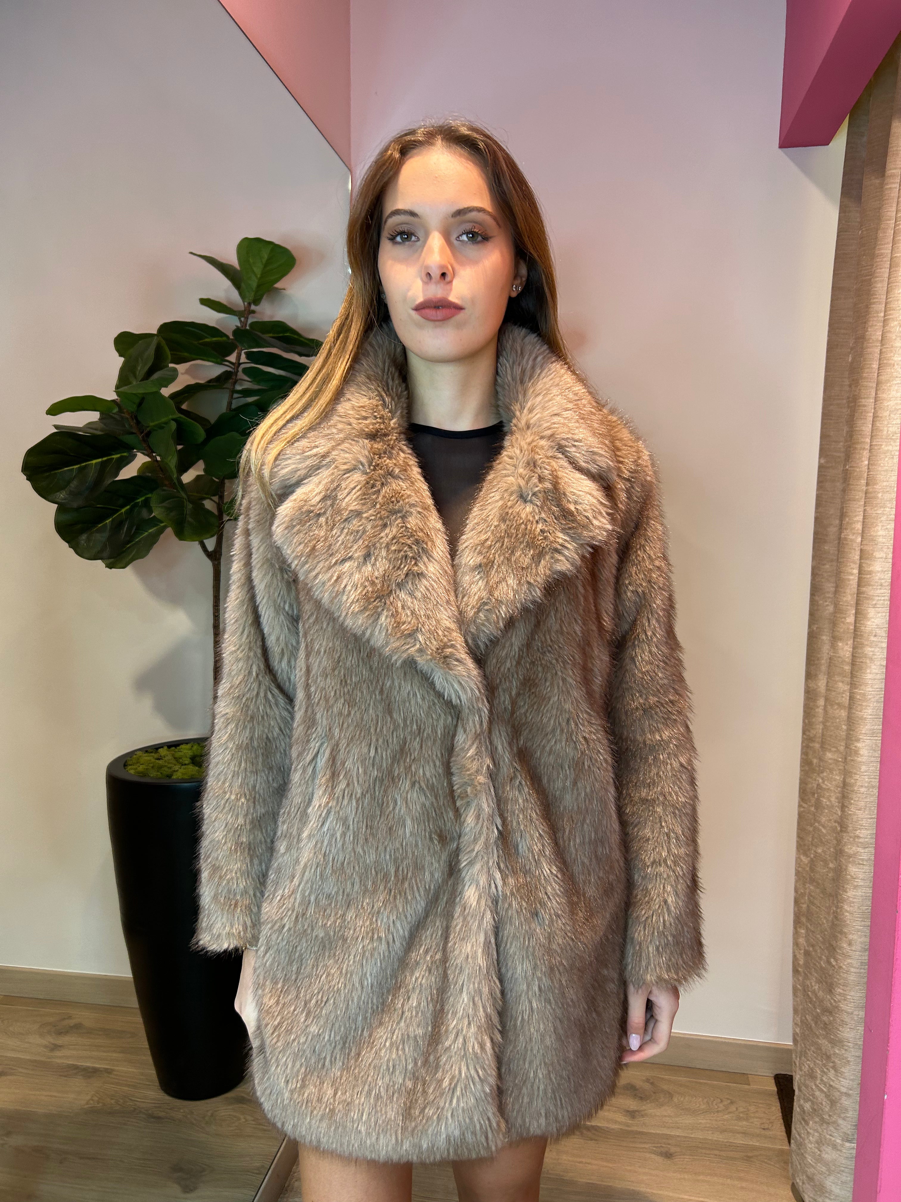 Pelliccia lunga con chiusura bottoni