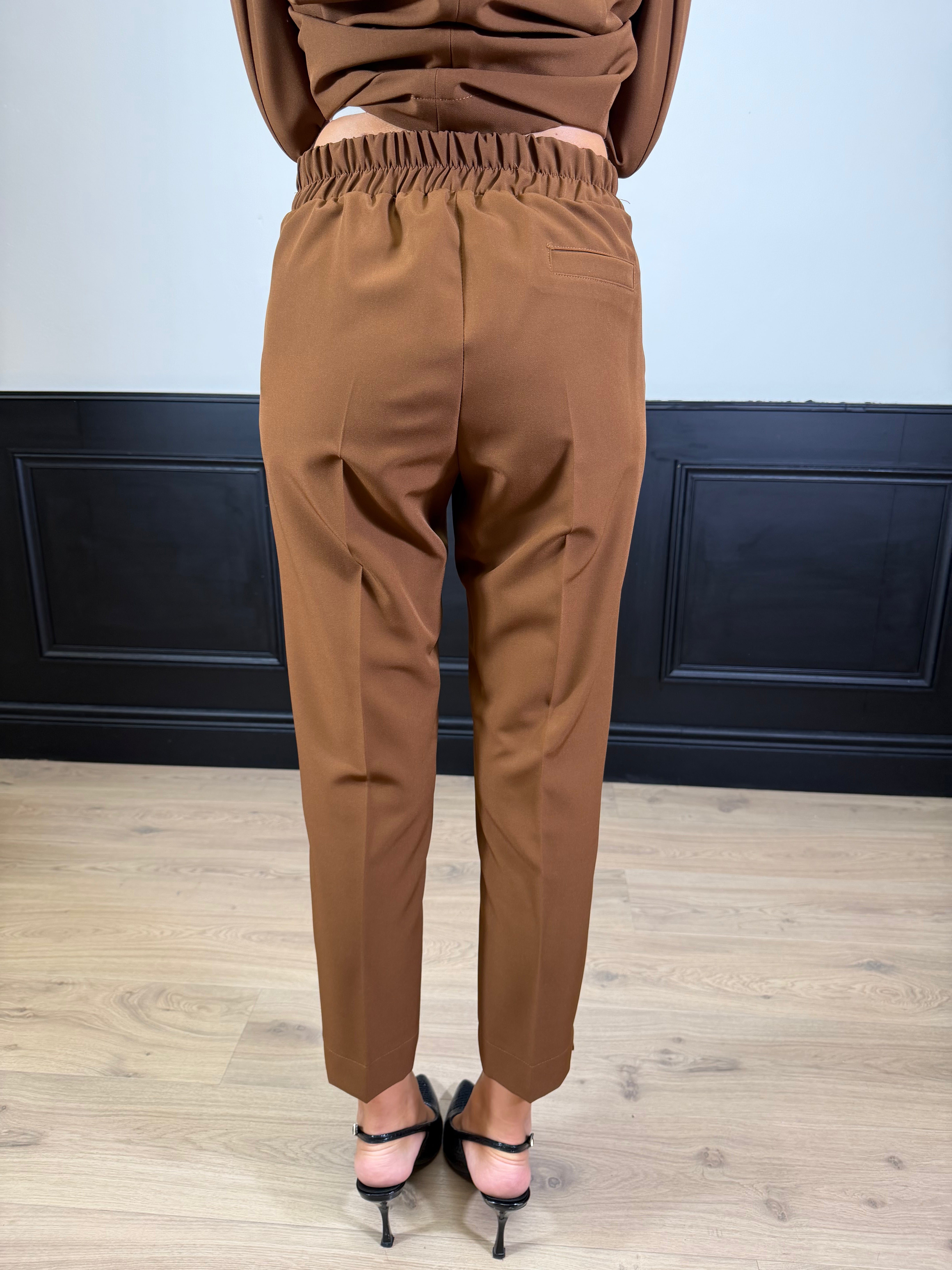 Completo giacca dritta e pantalone elastico