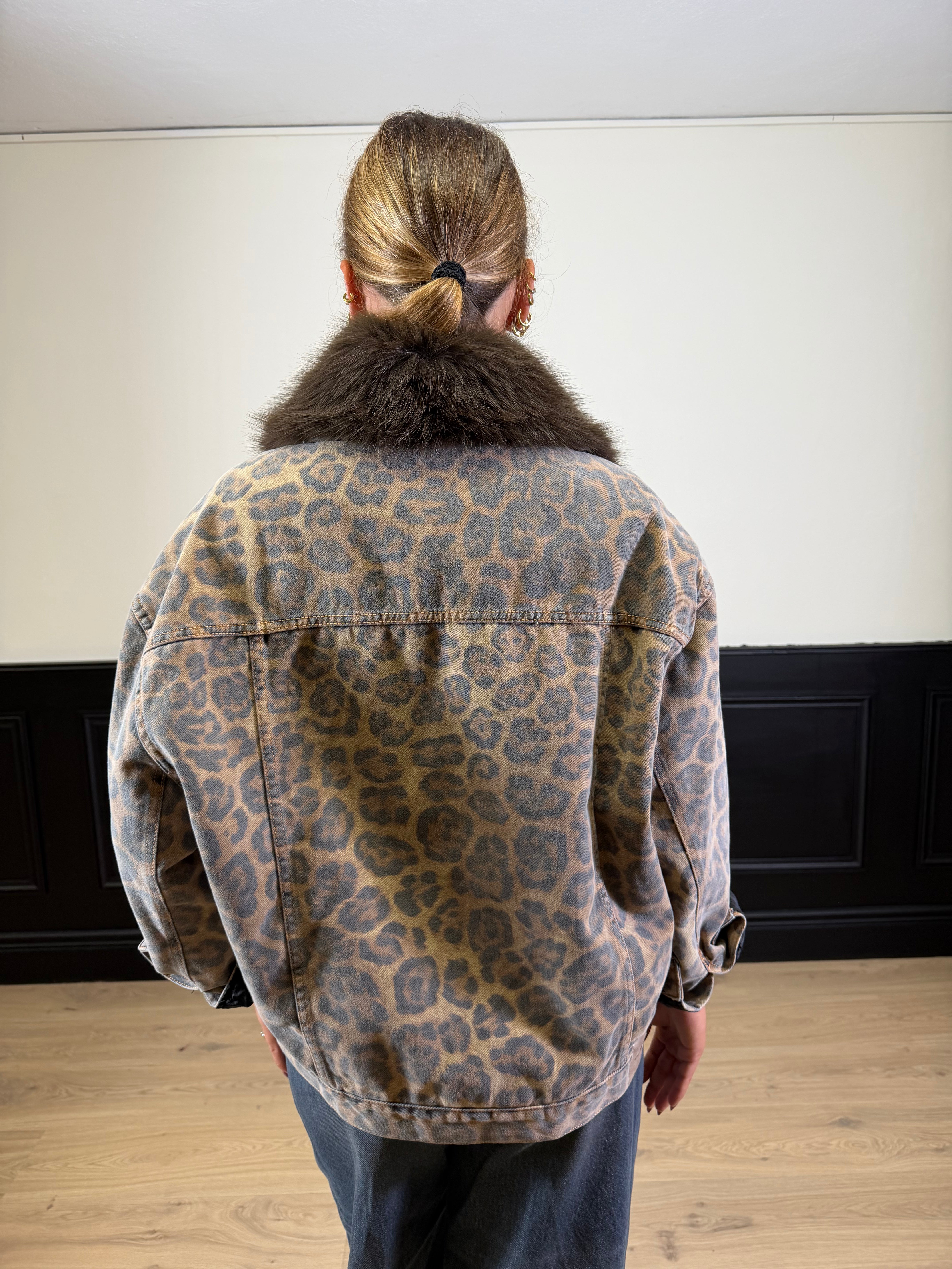 Giacca in denim fantasia animalier con pelliccia