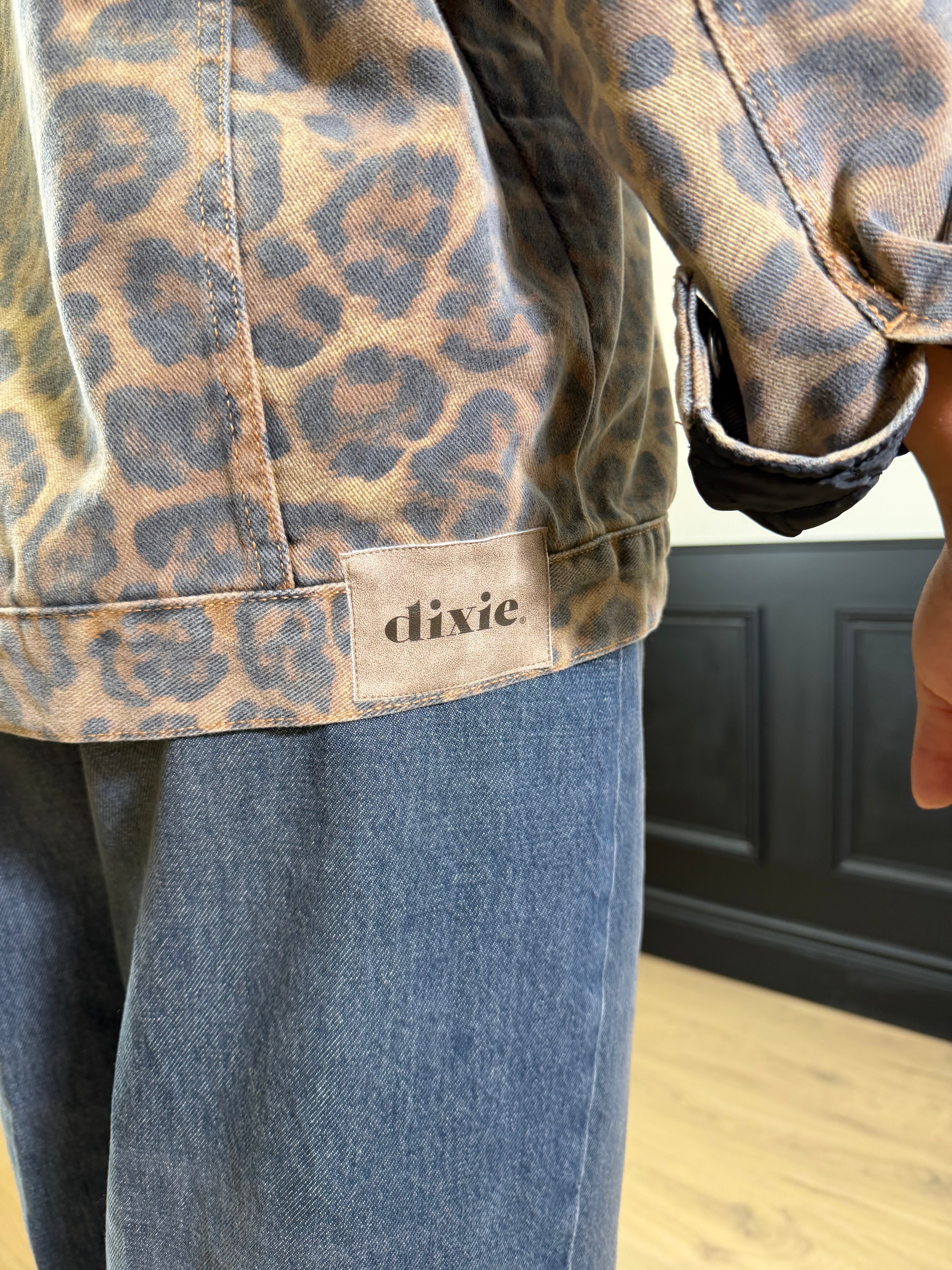 Giacca in denim fantasia animalier con pelliccia