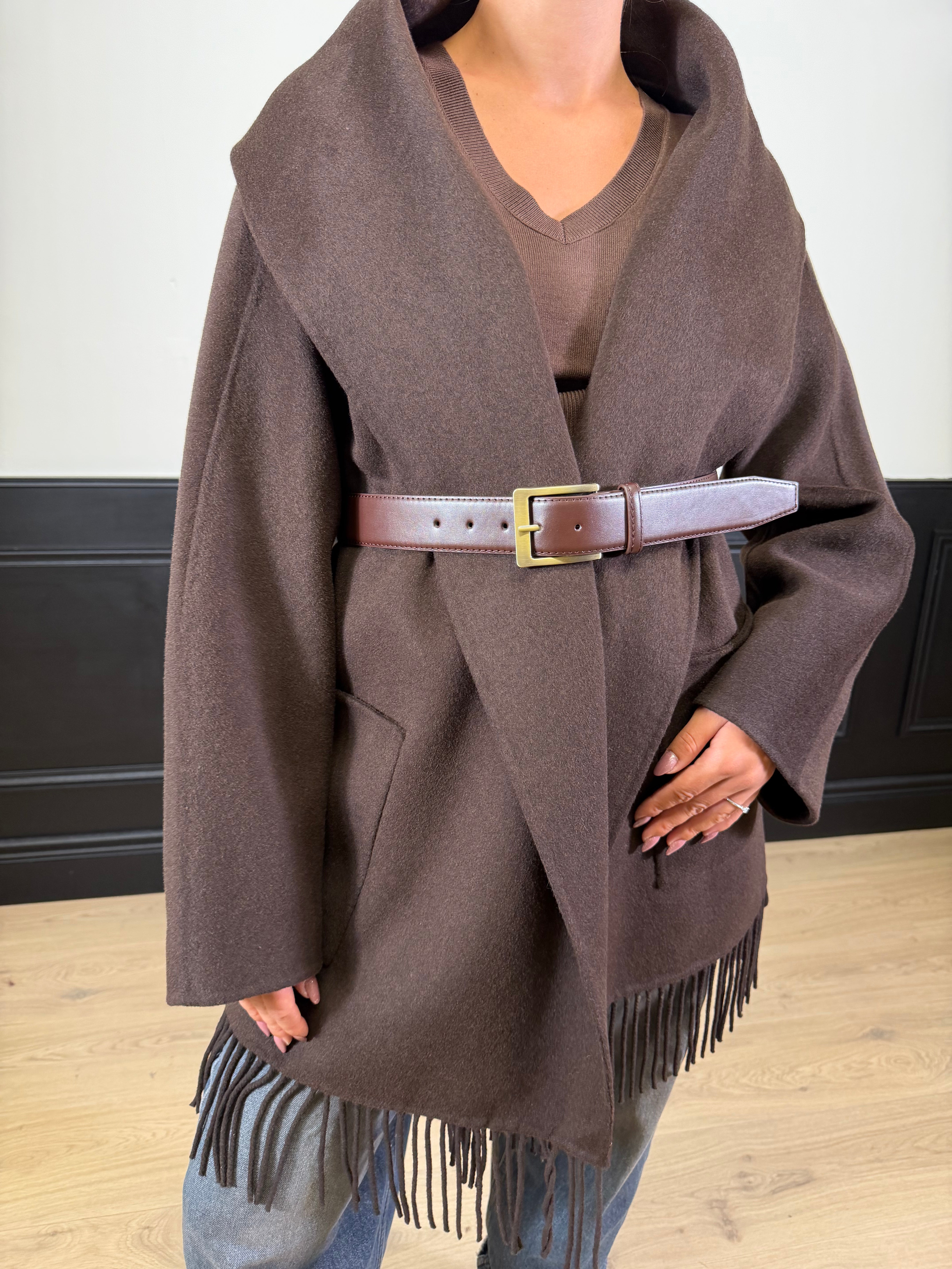 Cappotto con frange e cintura in vita