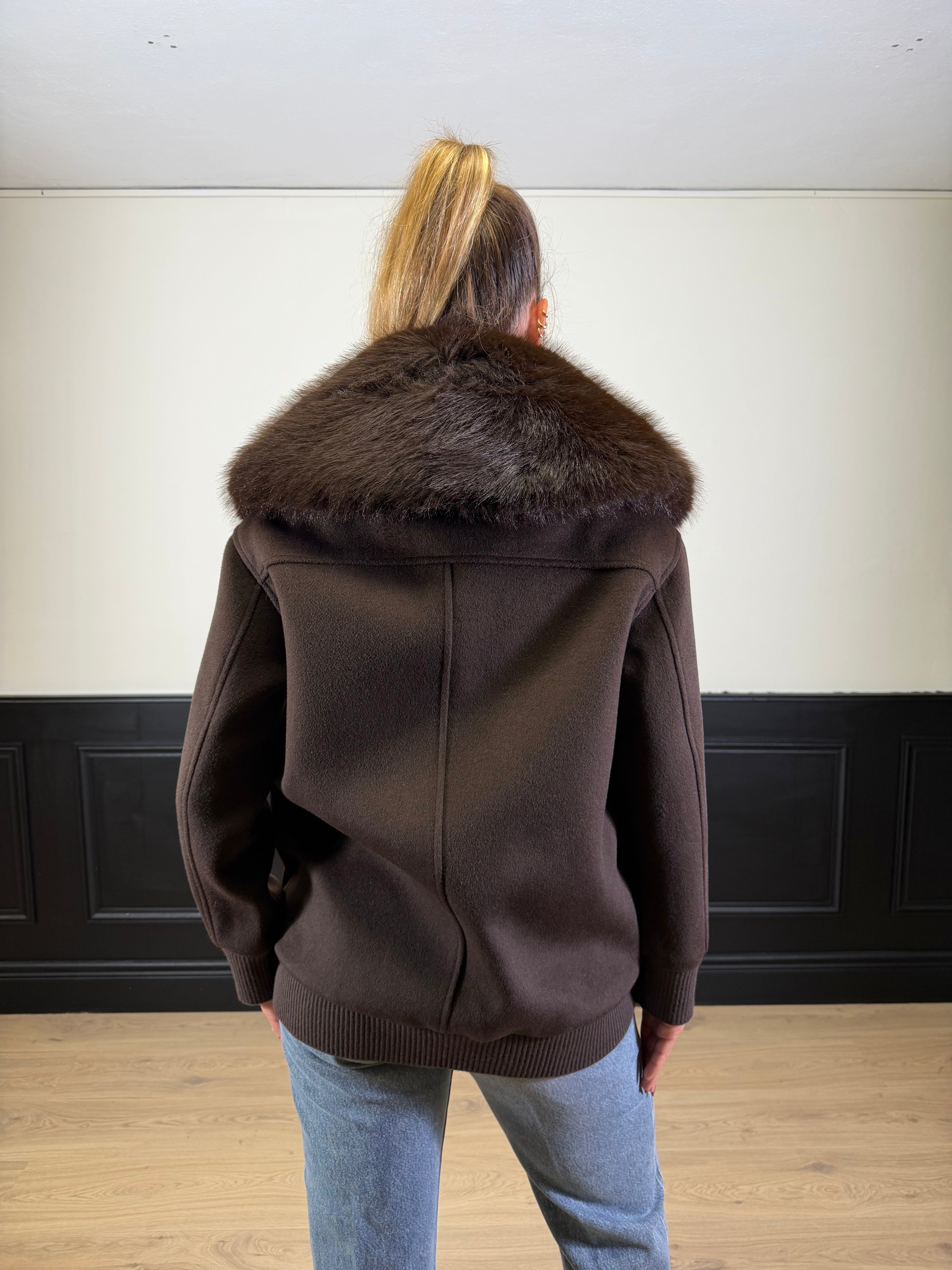 Cappotto con collo in pelliccia e tasche applicate