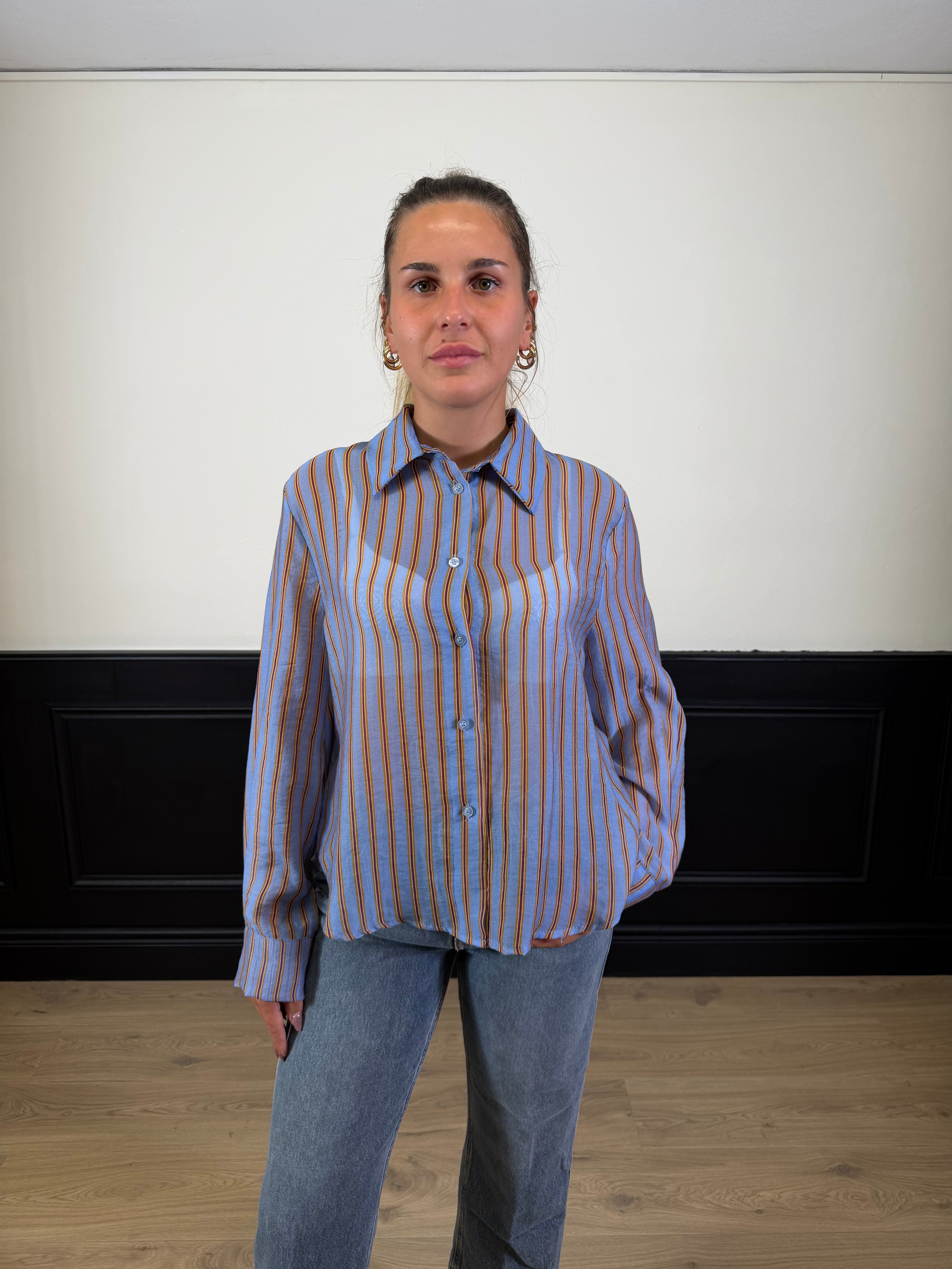 Camicia a righe con collana