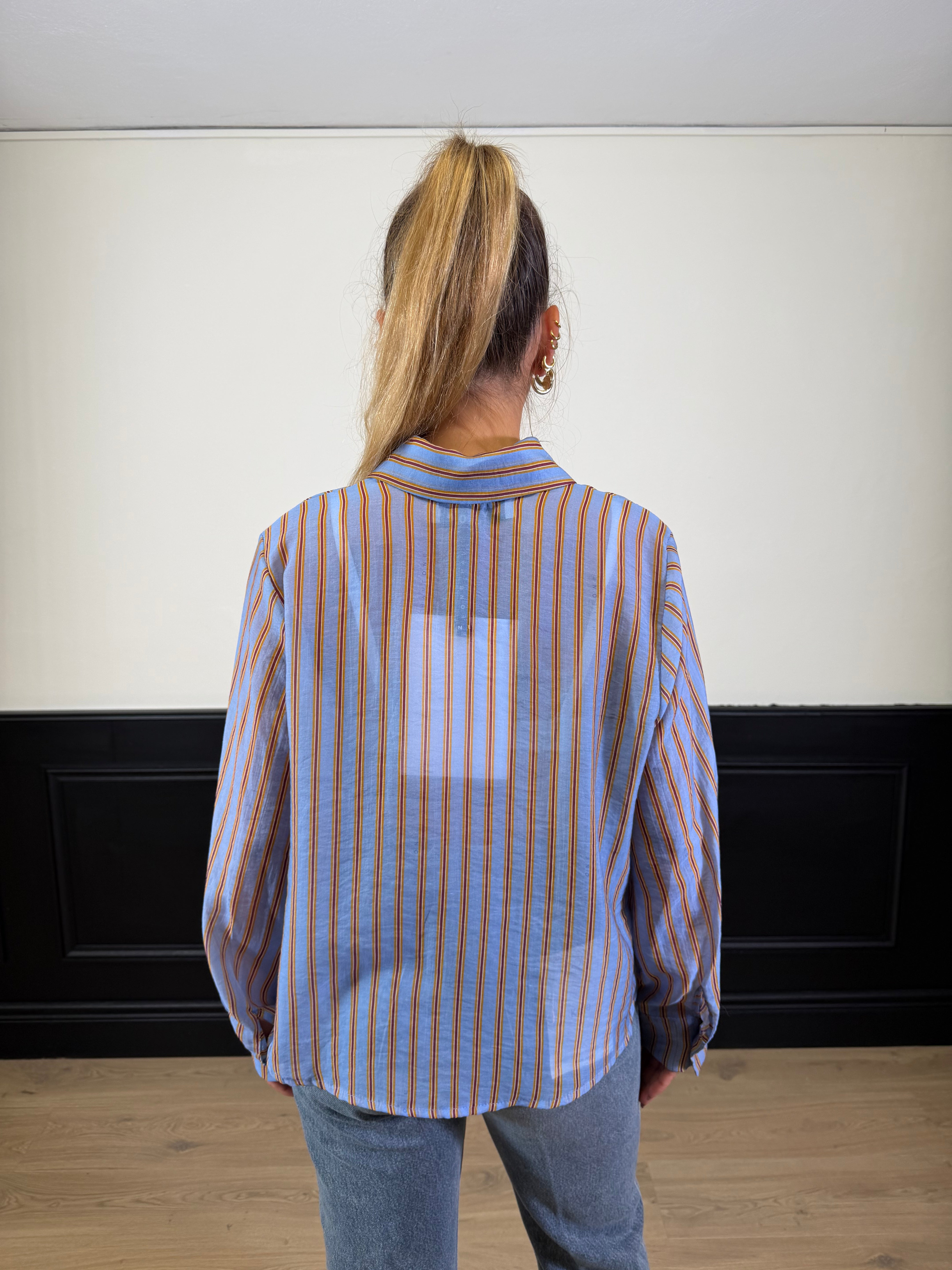 Camicia a righe con collana