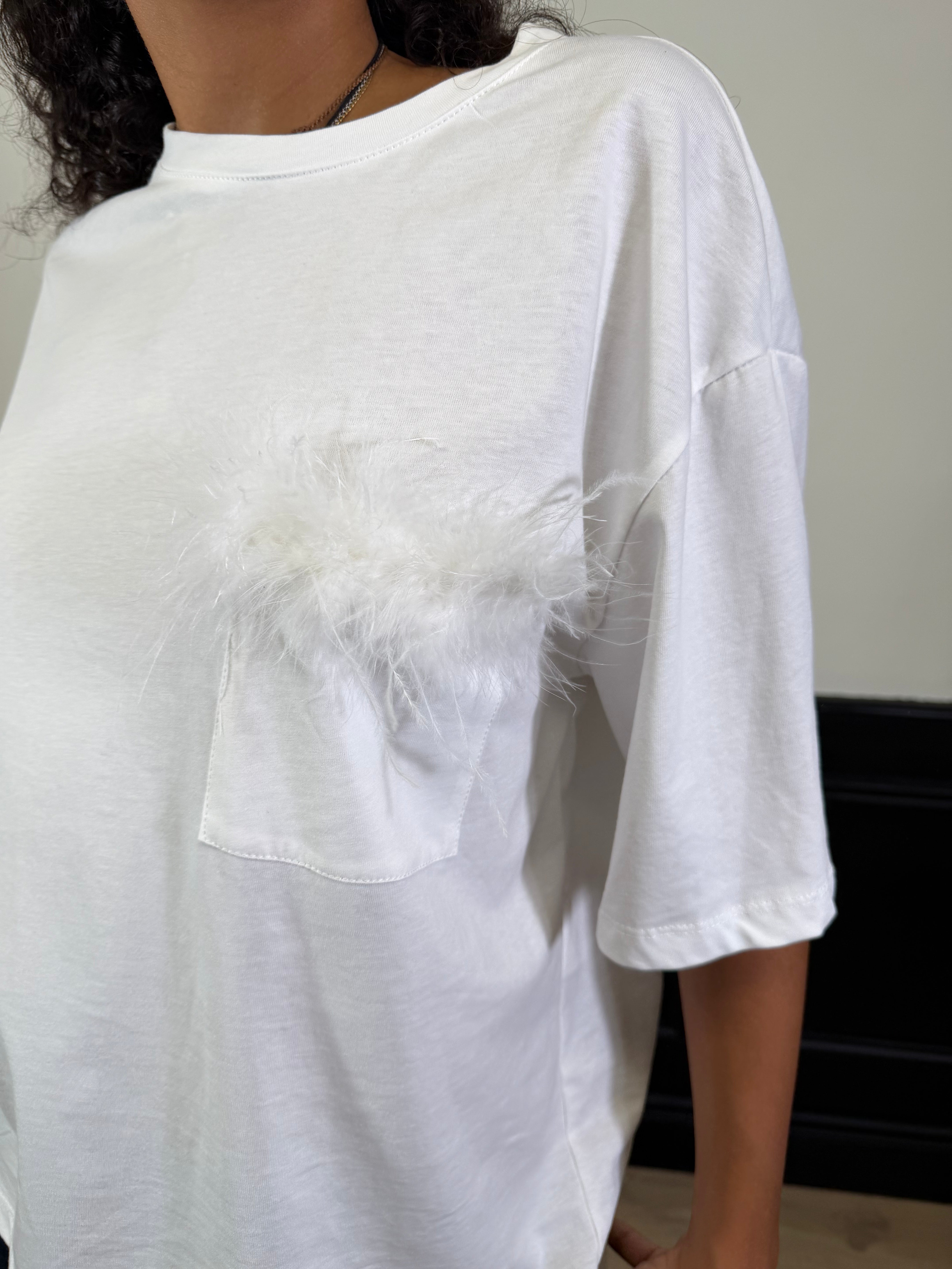 T-shirt con taschino e marabou