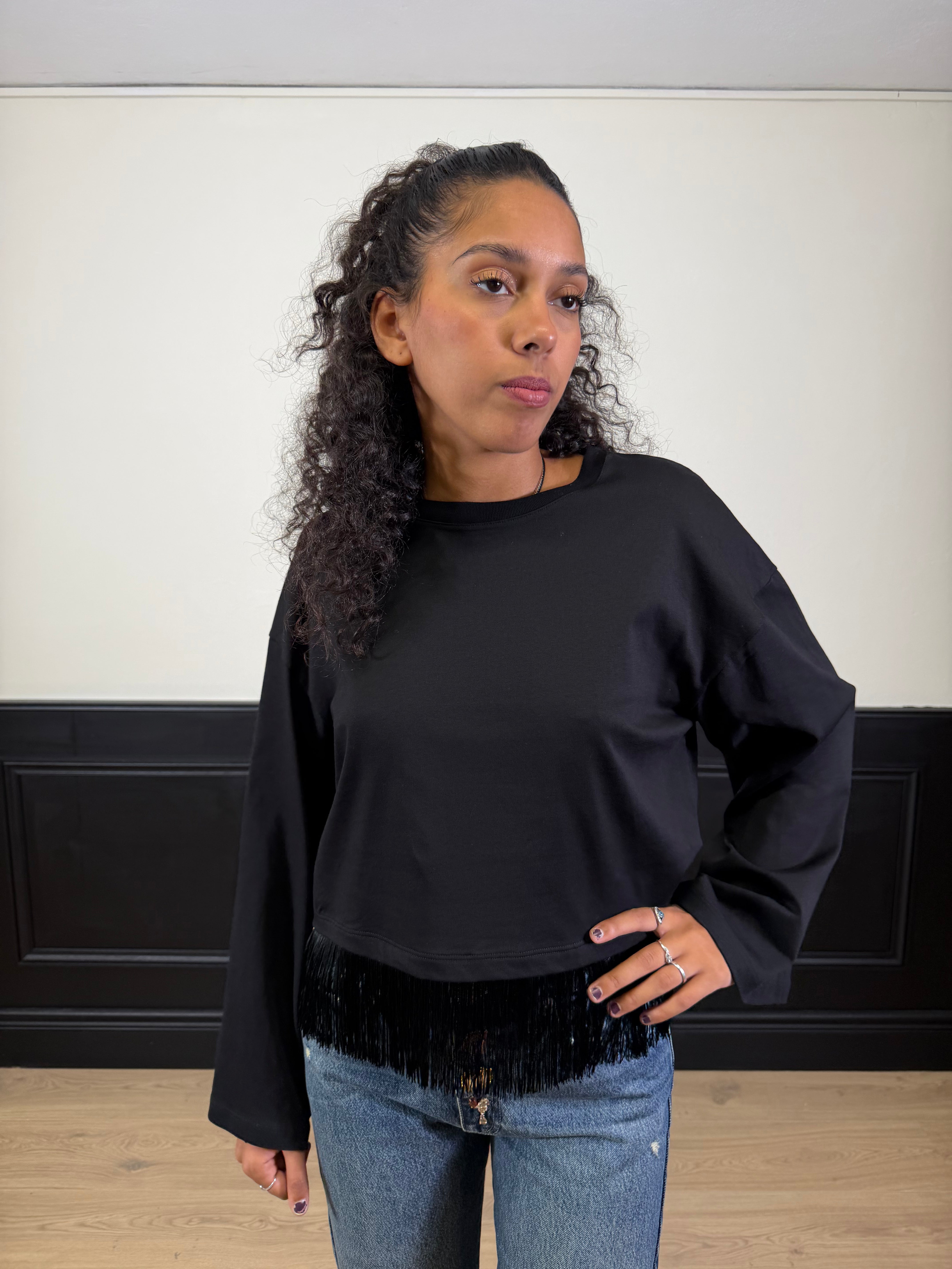 T-shirt crop con frange sul fondo