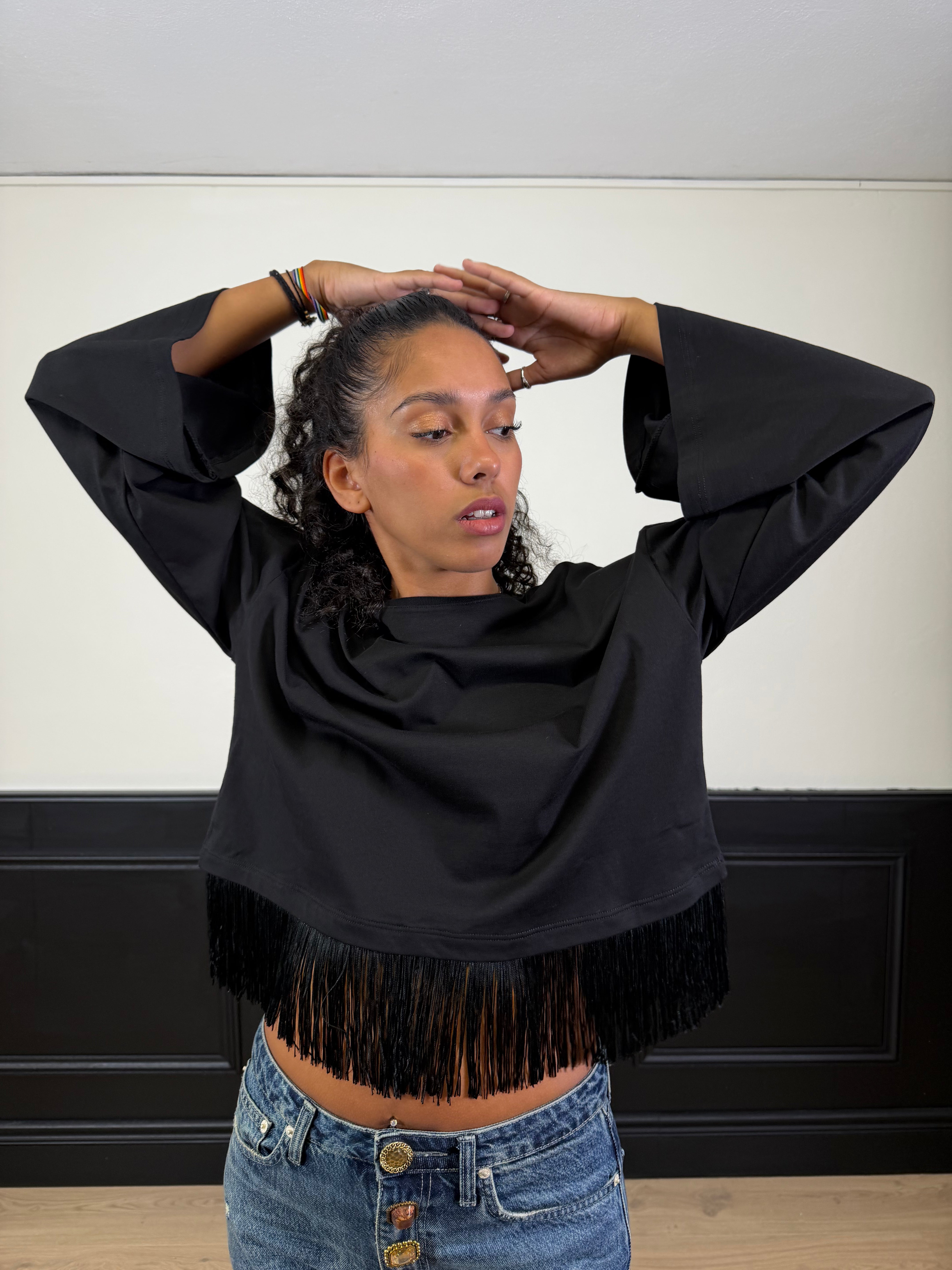 T-shirt crop con frange sul fondo