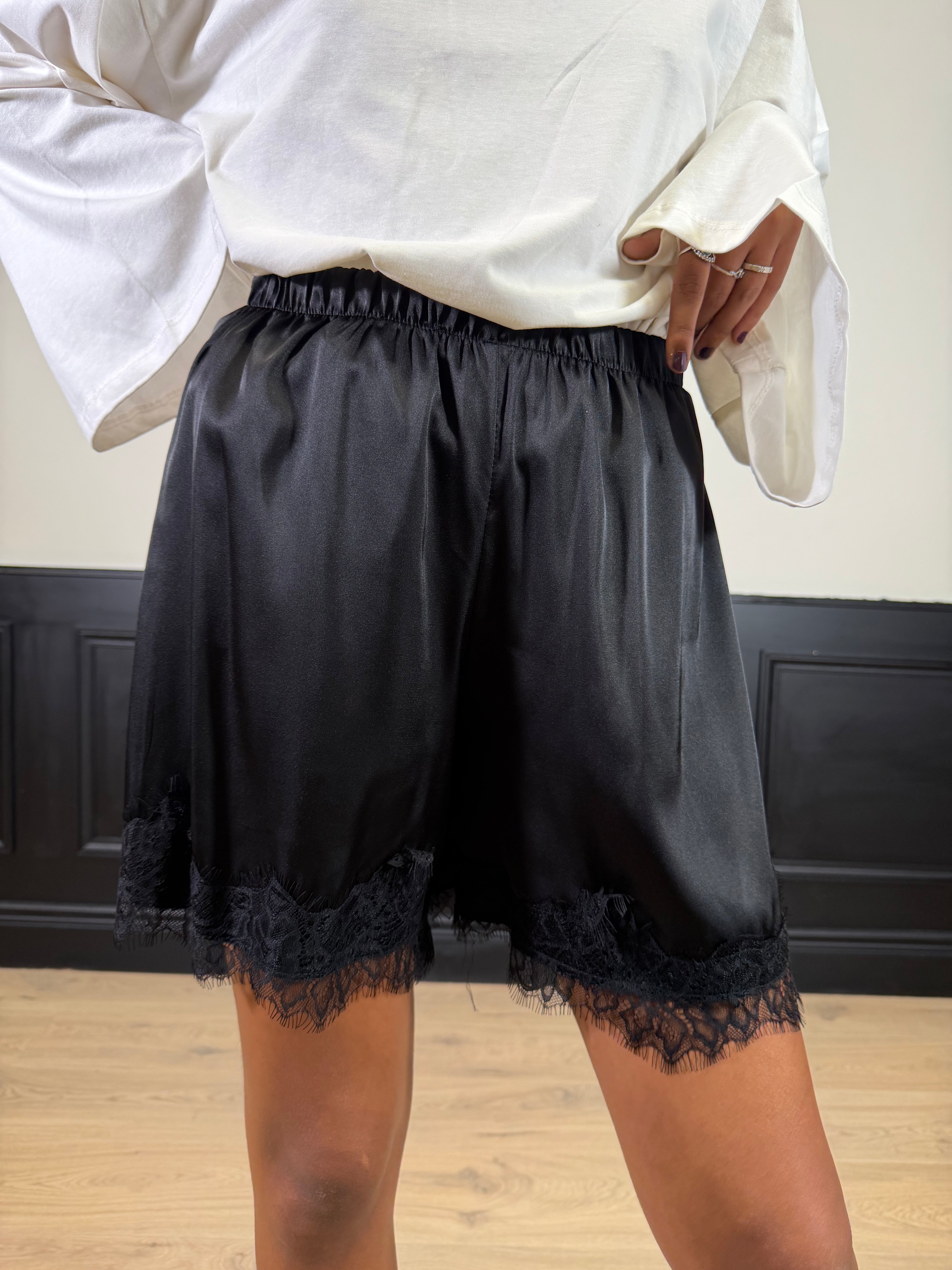 Shorts di raso con pizzo