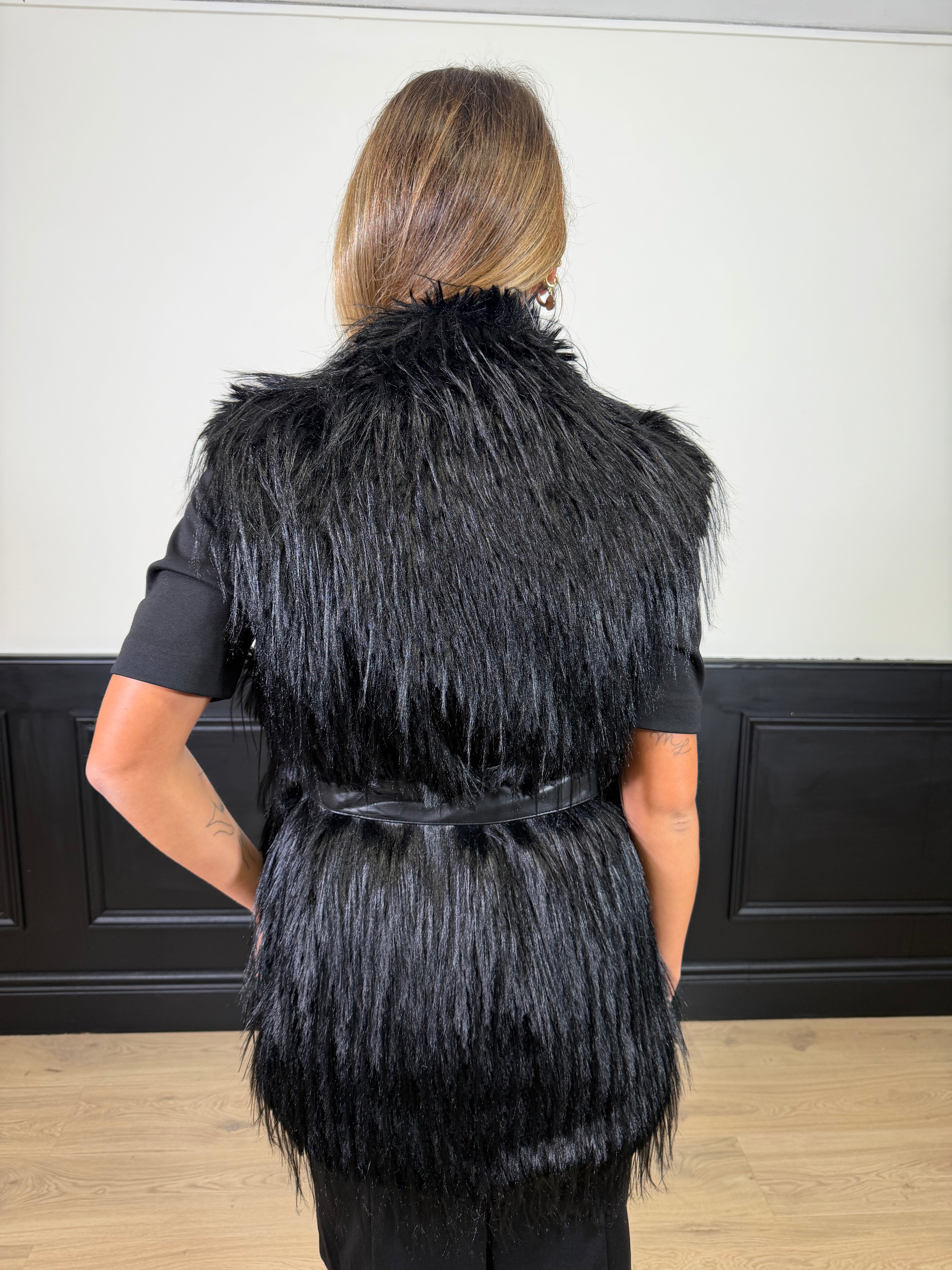 Pelliccia gilet Rojas con cintura in ecopelle