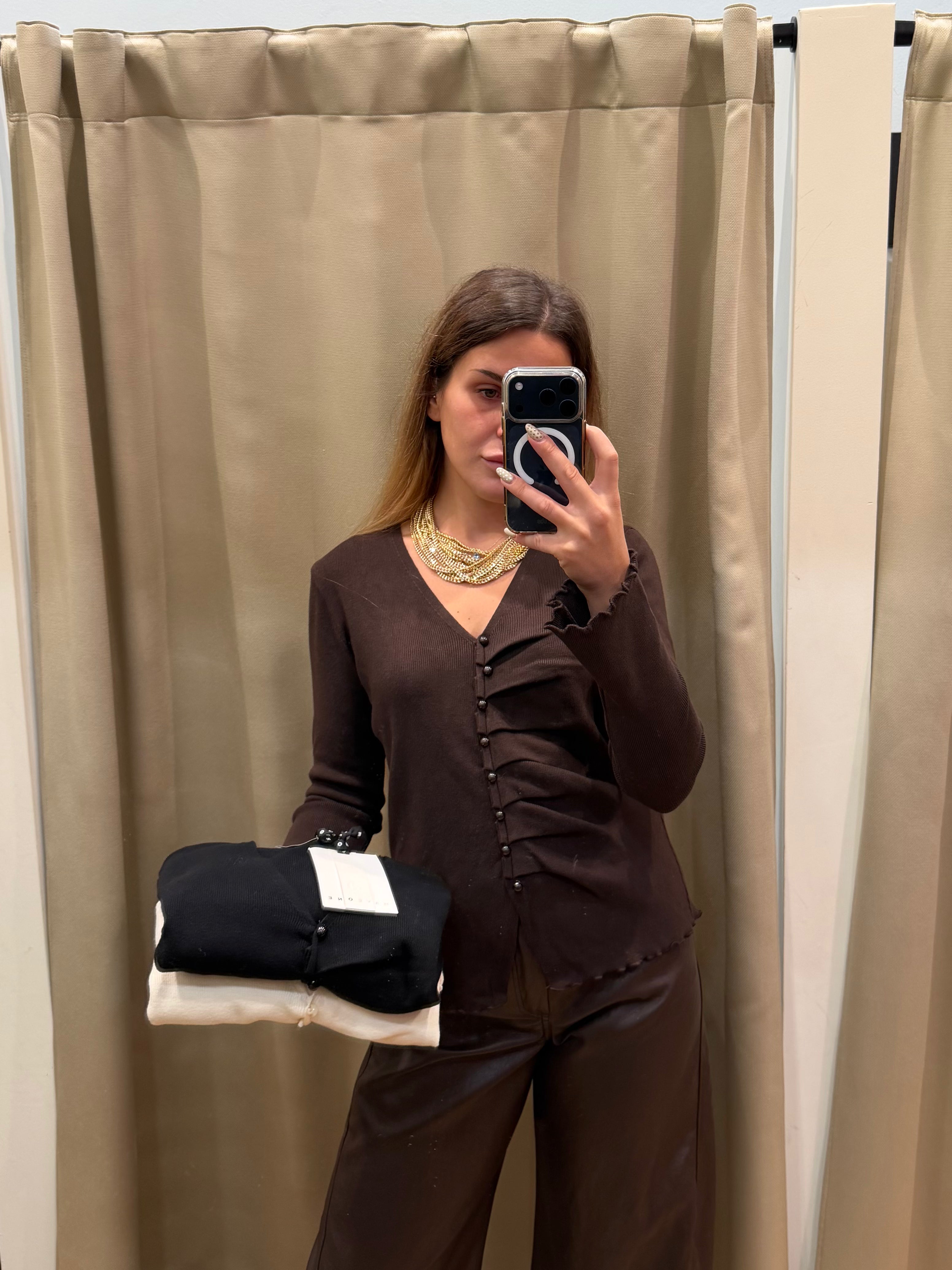 Cardigan ripreso da un lato con bottoncini