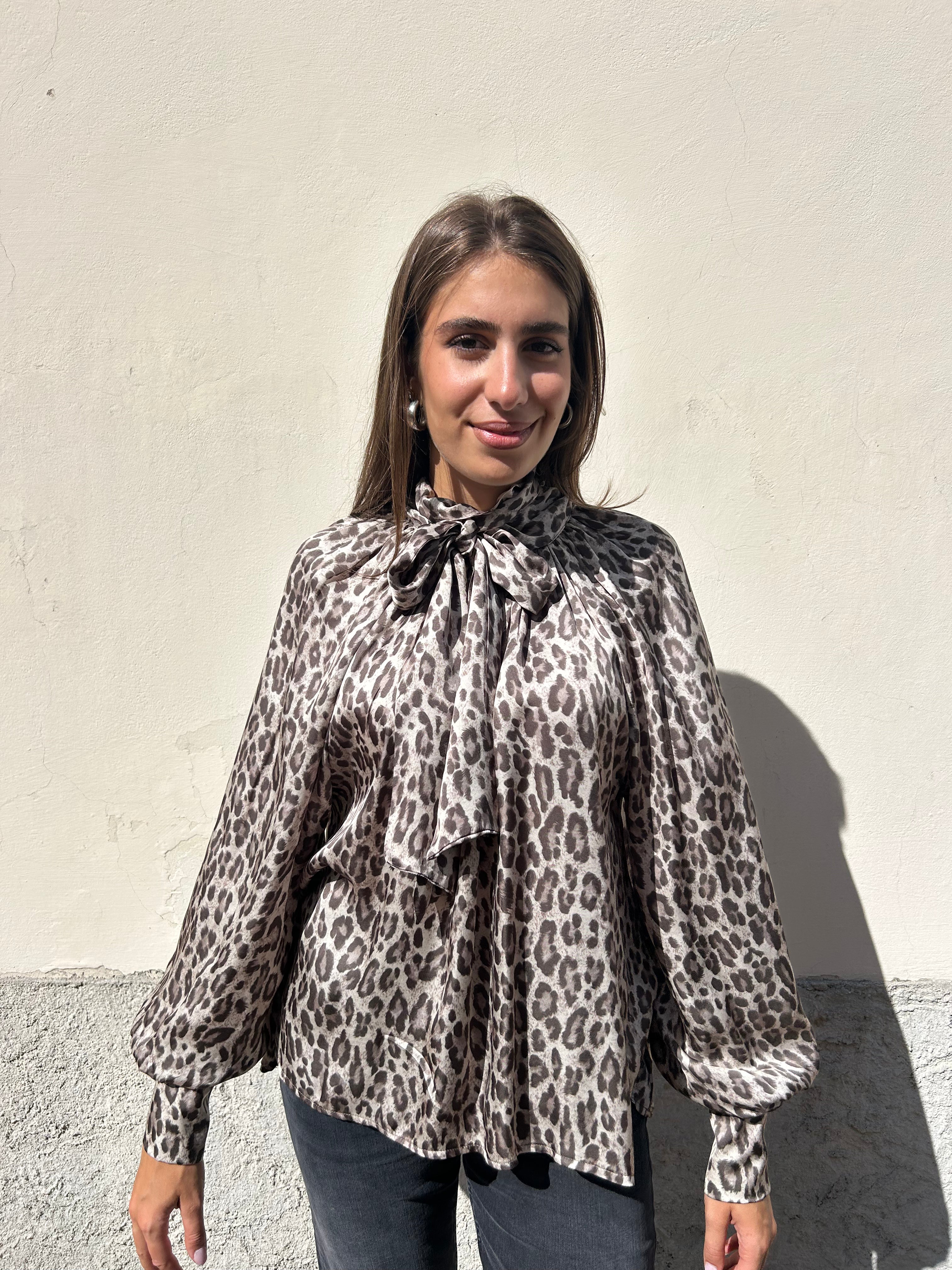 Blusa stampa maculata con fiocco