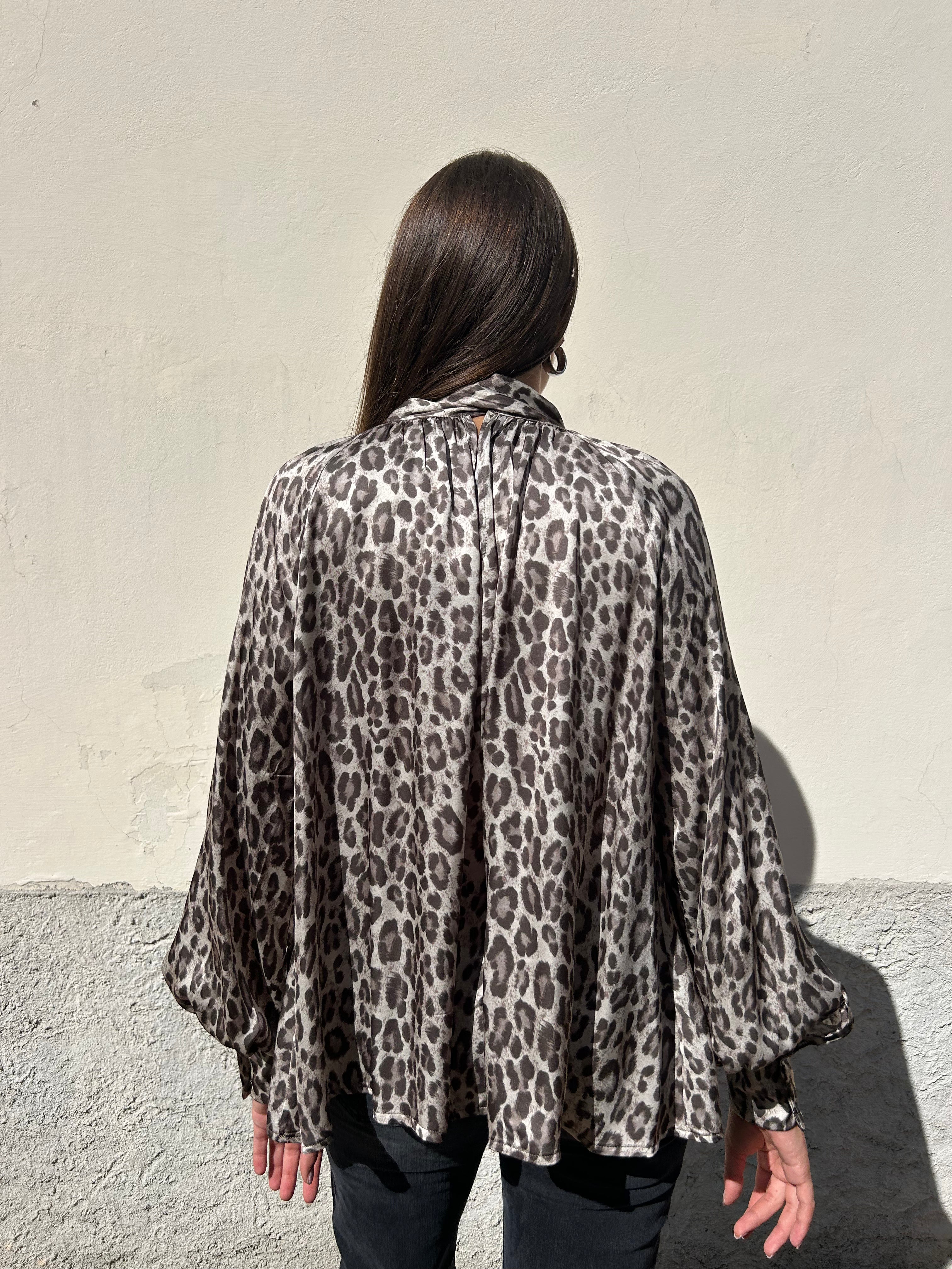 Blusa stampa maculata con fiocco