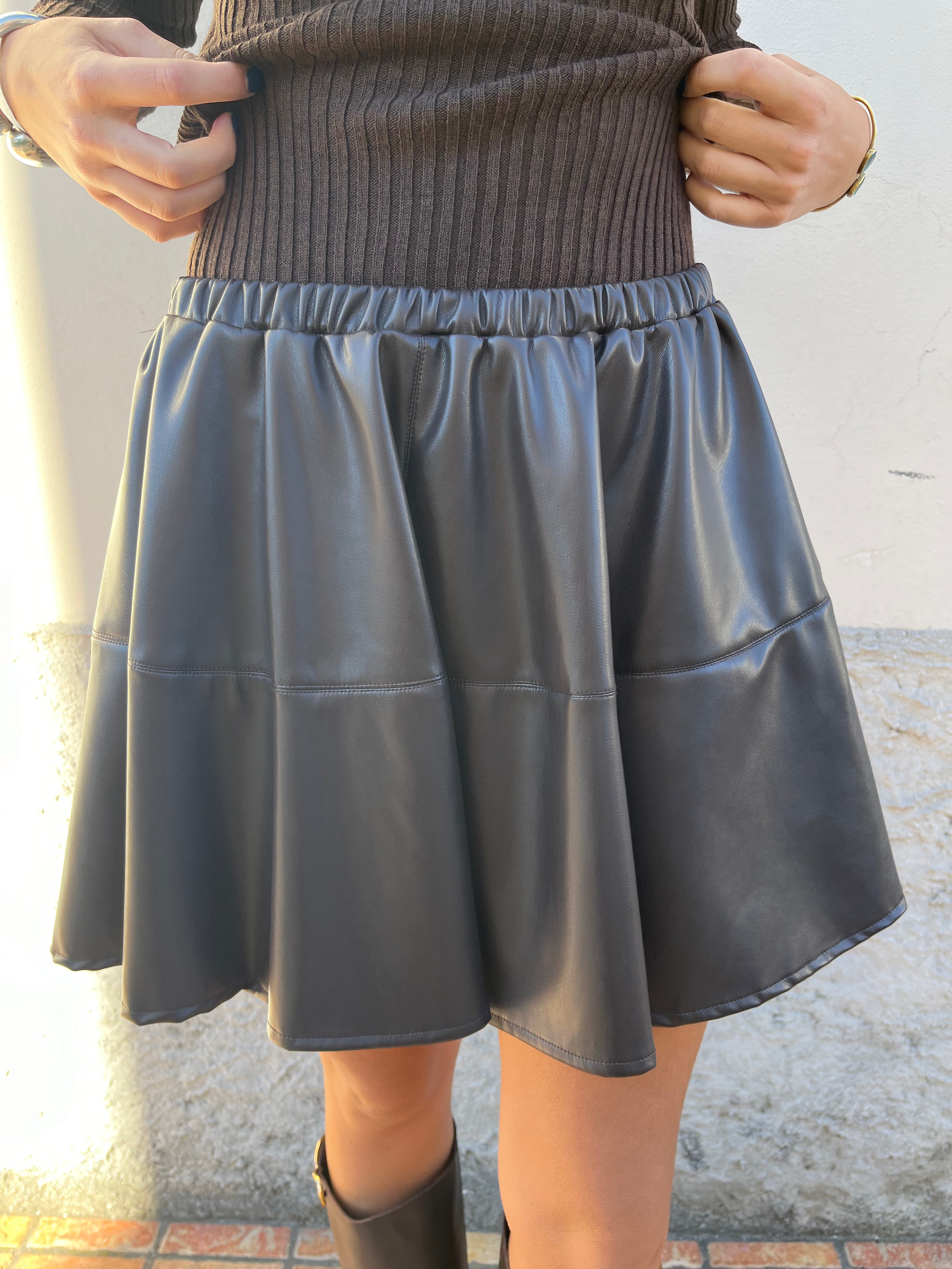 Gonna corta in ecopelle