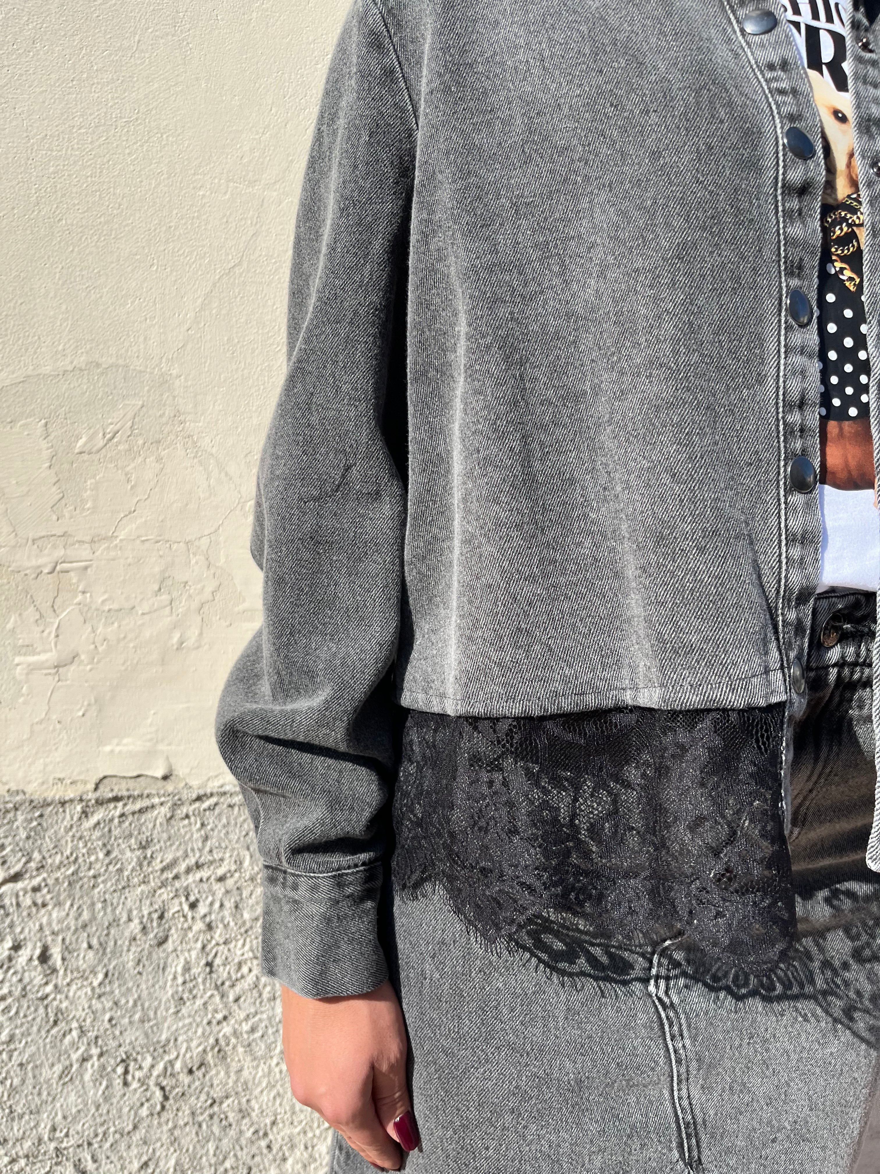 Giacca corta in denim con pizzo