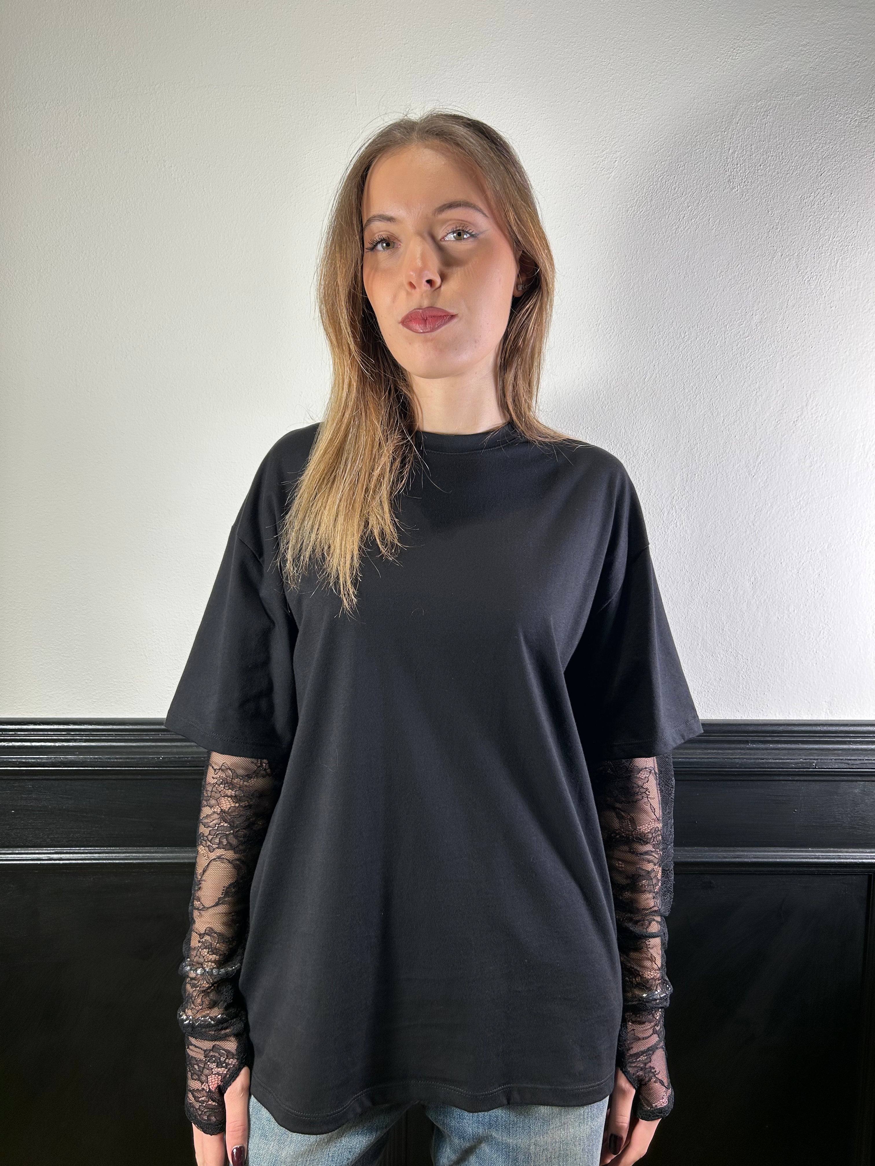 T-shirt con maniche in pizzo nero
