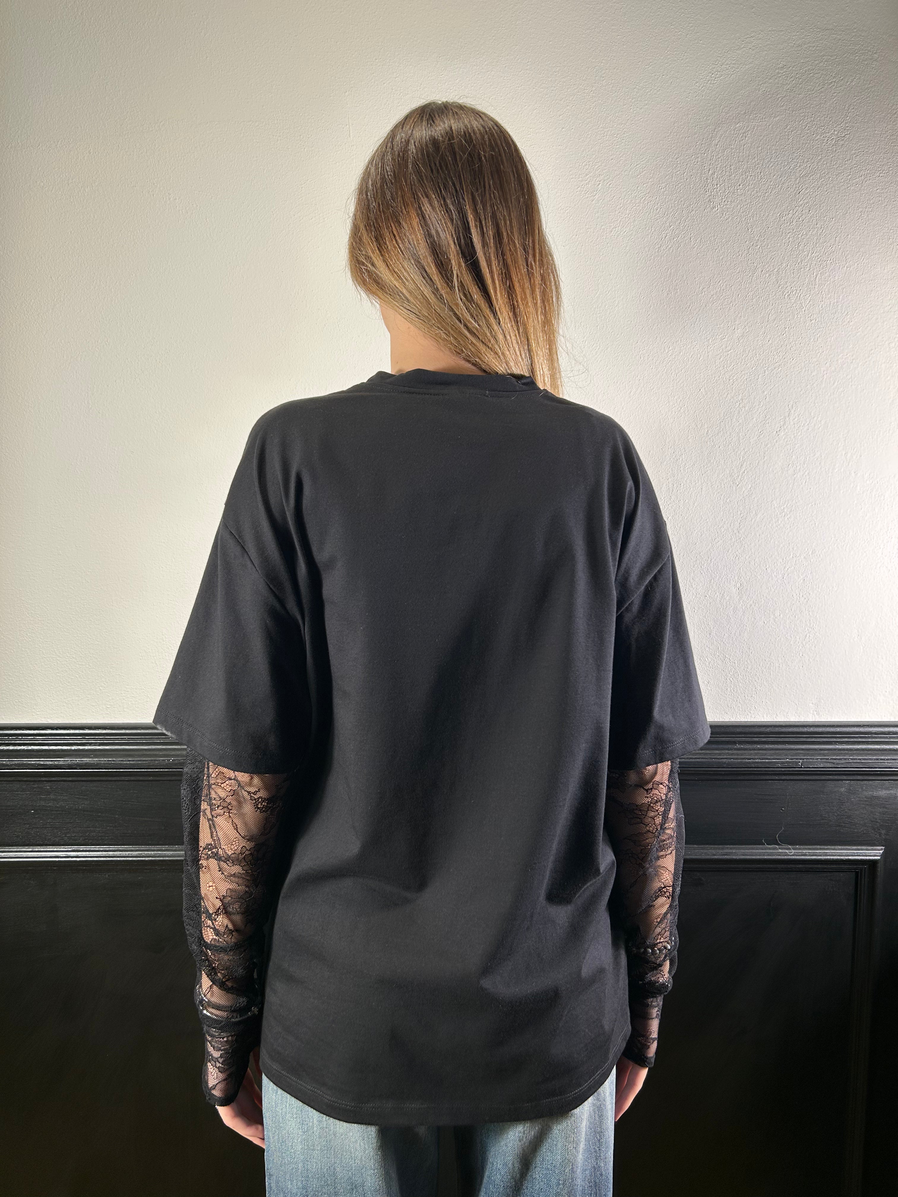 T-shirt con maniche in pizzo nero