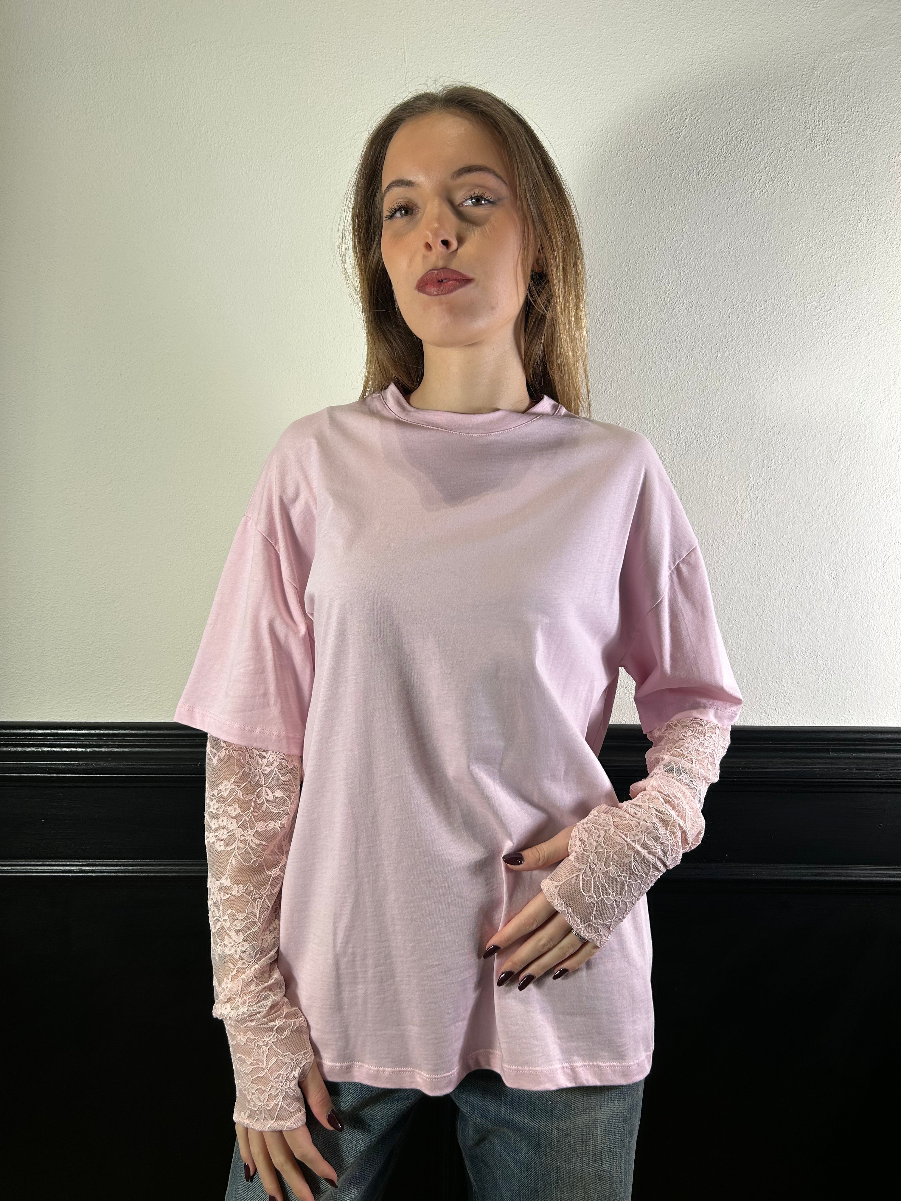 T-shirt con maniche in pizzo rosa
