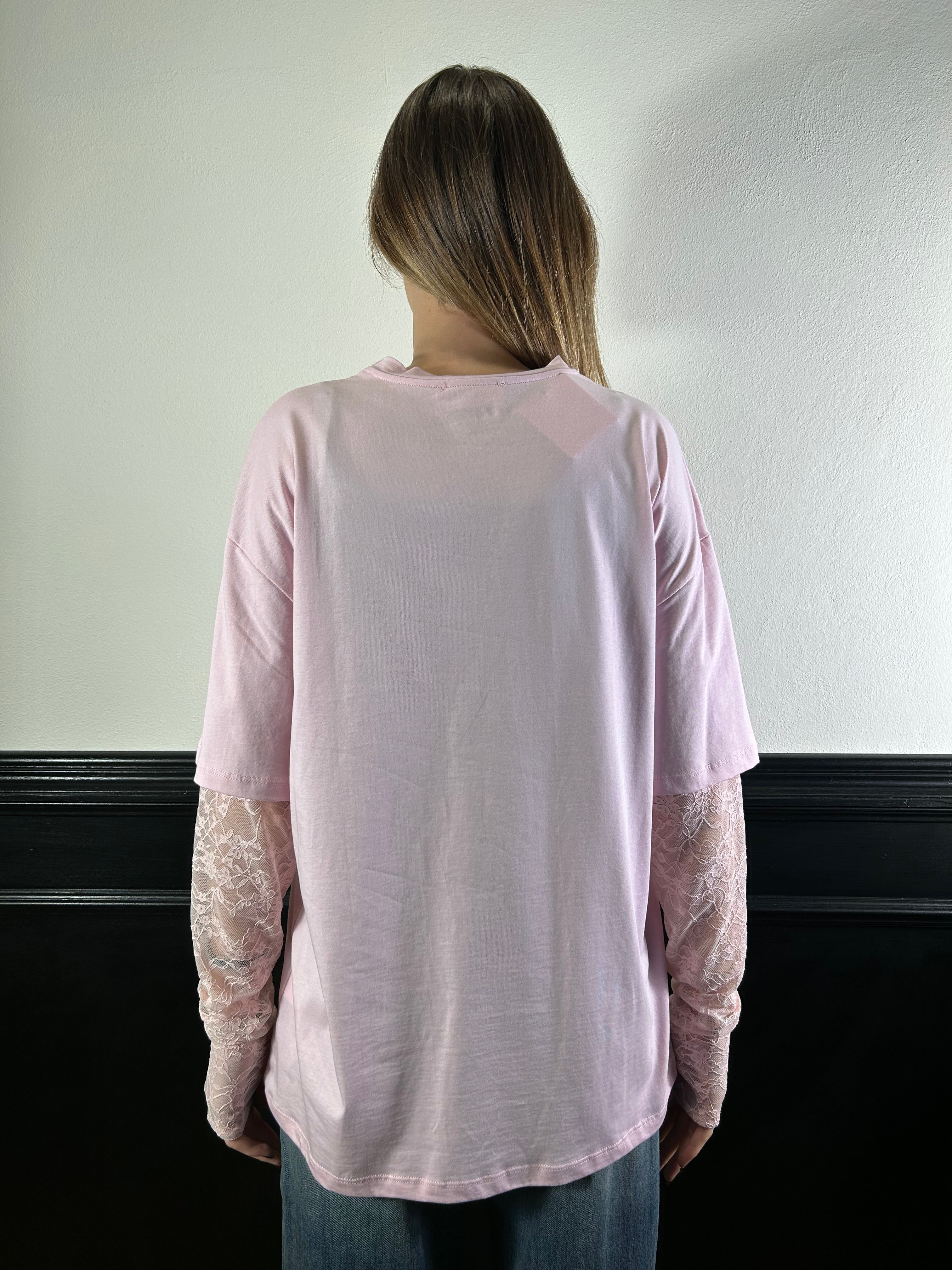 T-shirt con maniche in pizzo rosa