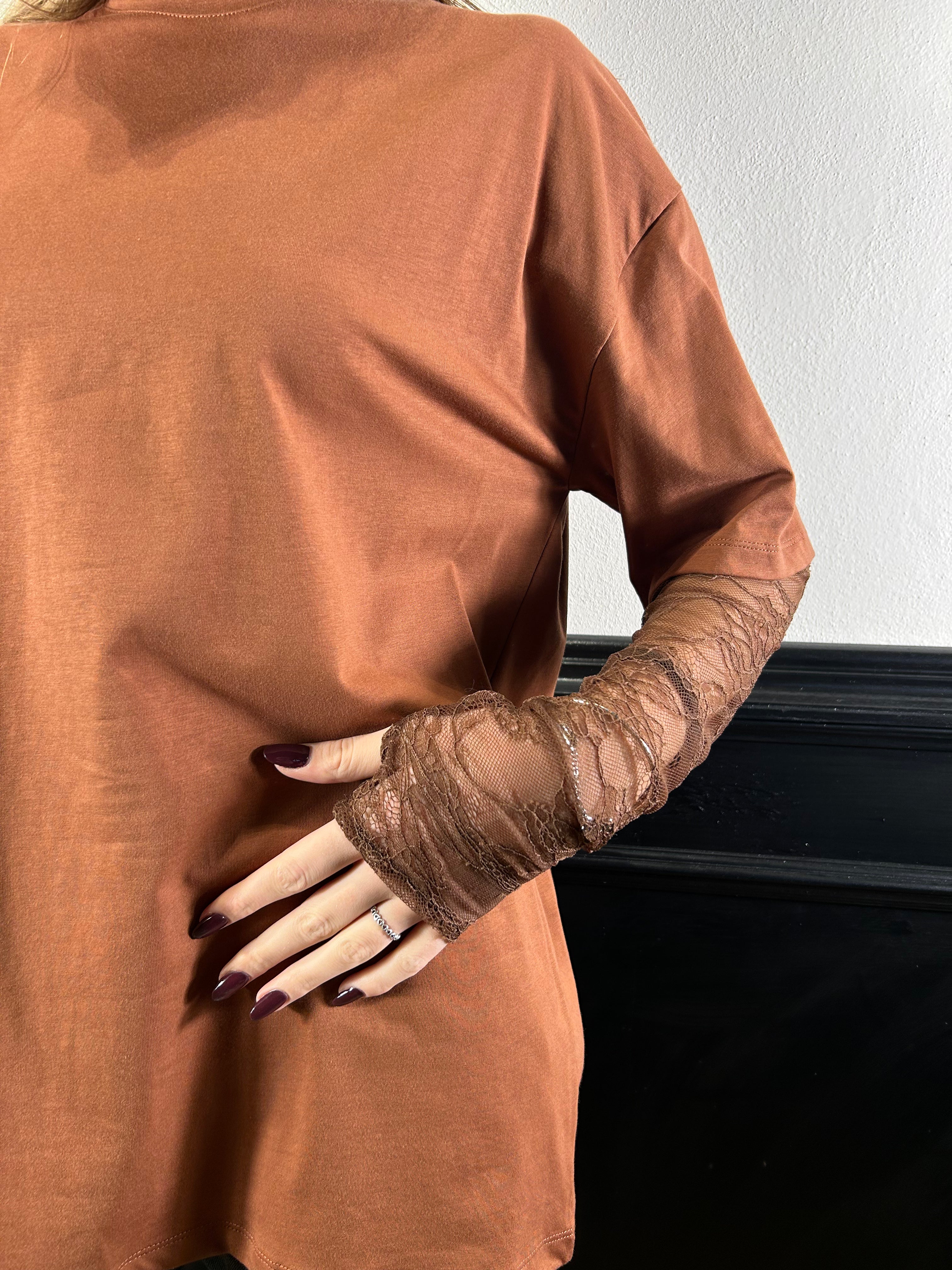 T-shirt con maniche in pizzo coccio