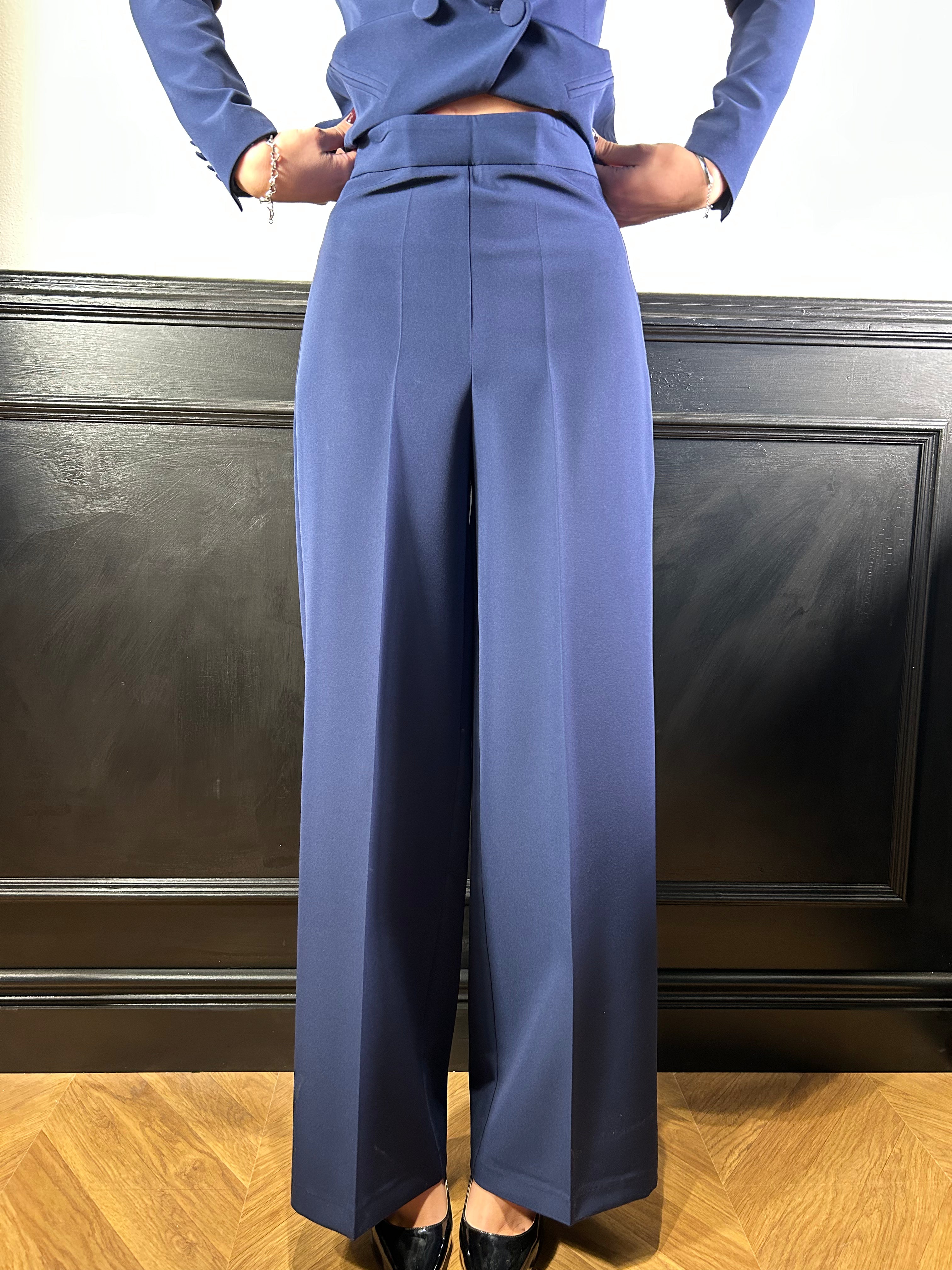 Tailleur blu giacca doppiopetto e pantalone palazzo