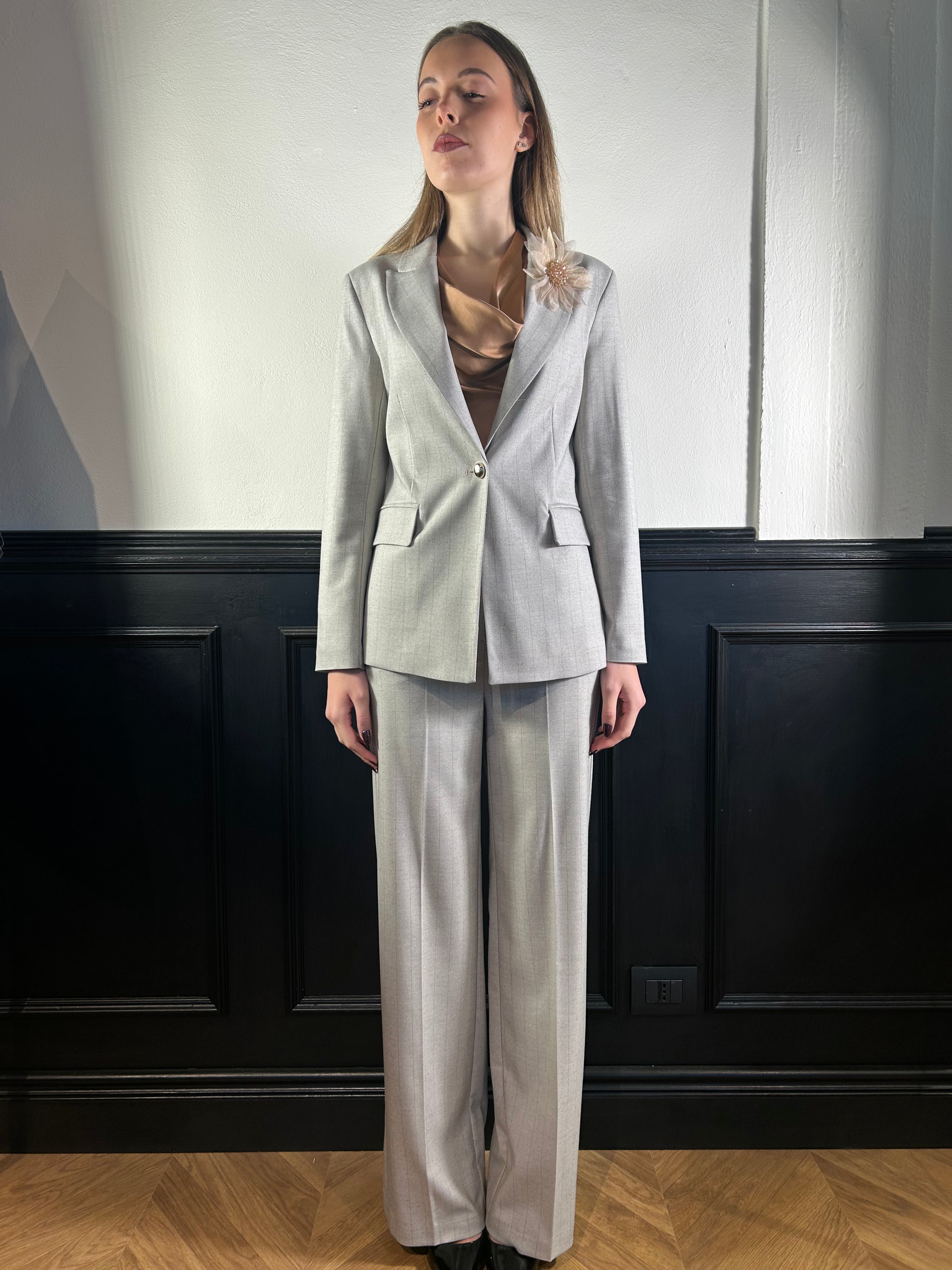 Tailleur grigio gessato