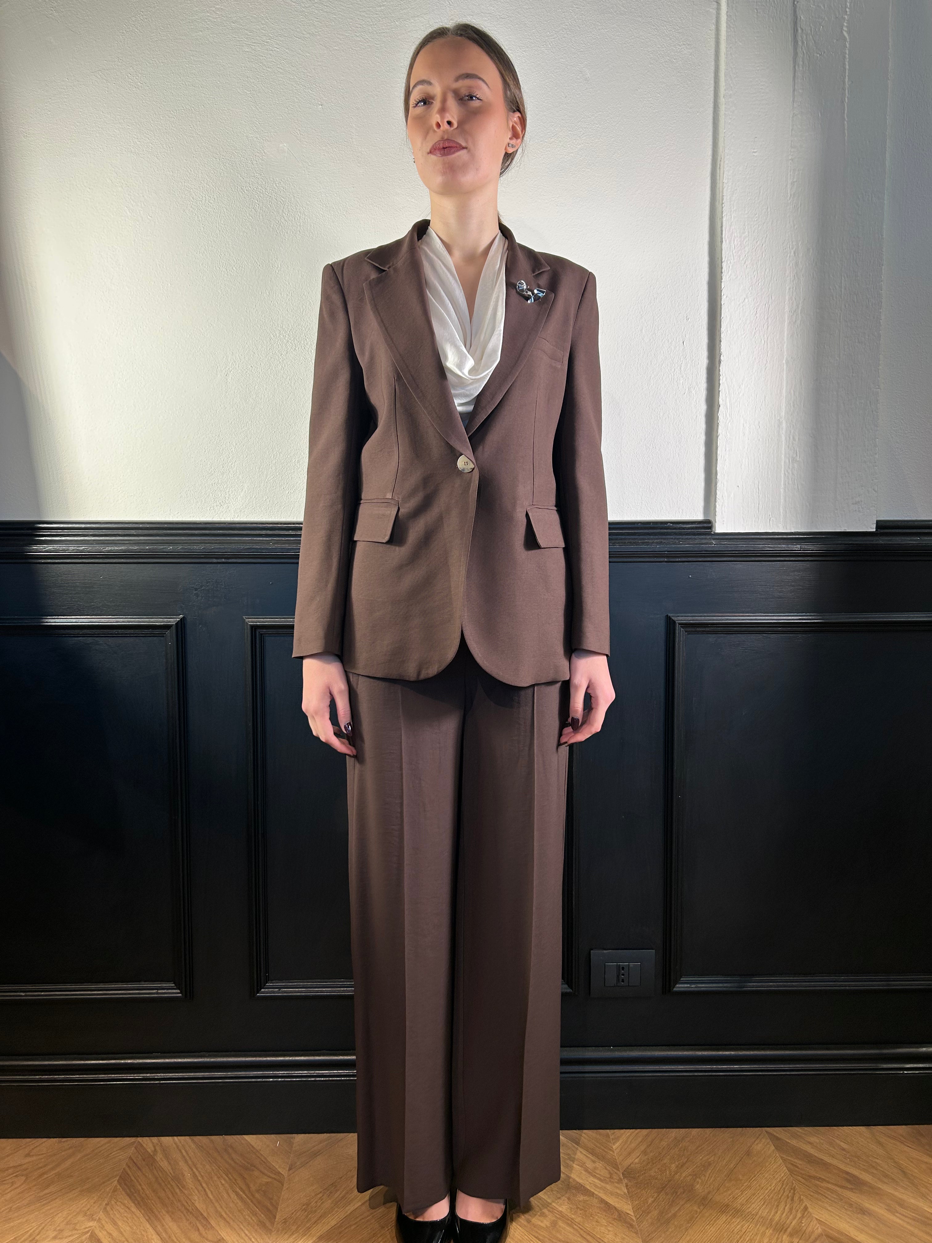 Tailleur in viscosa con giacca dritta e pantalone palazzo marrone