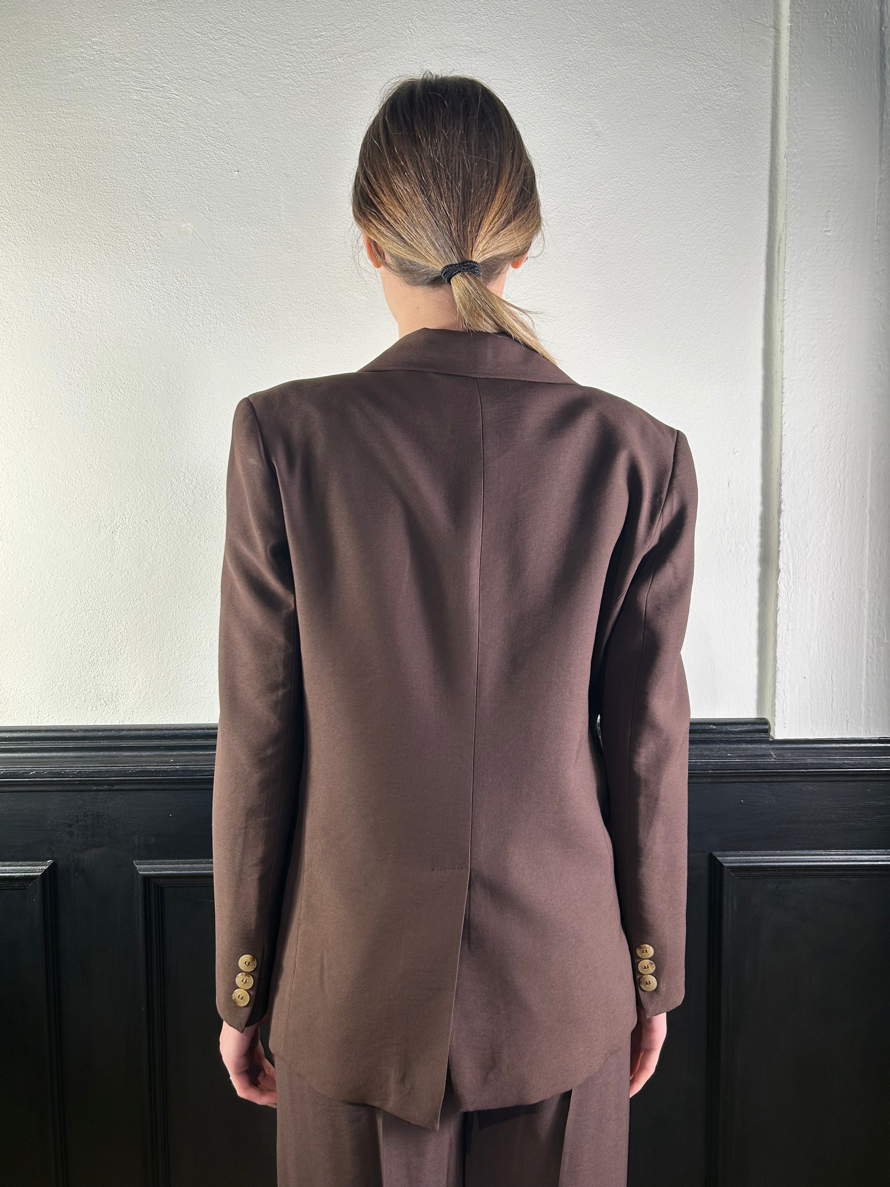 Tailleur in viscosa con giacca dritta e pantalone palazzo marrone