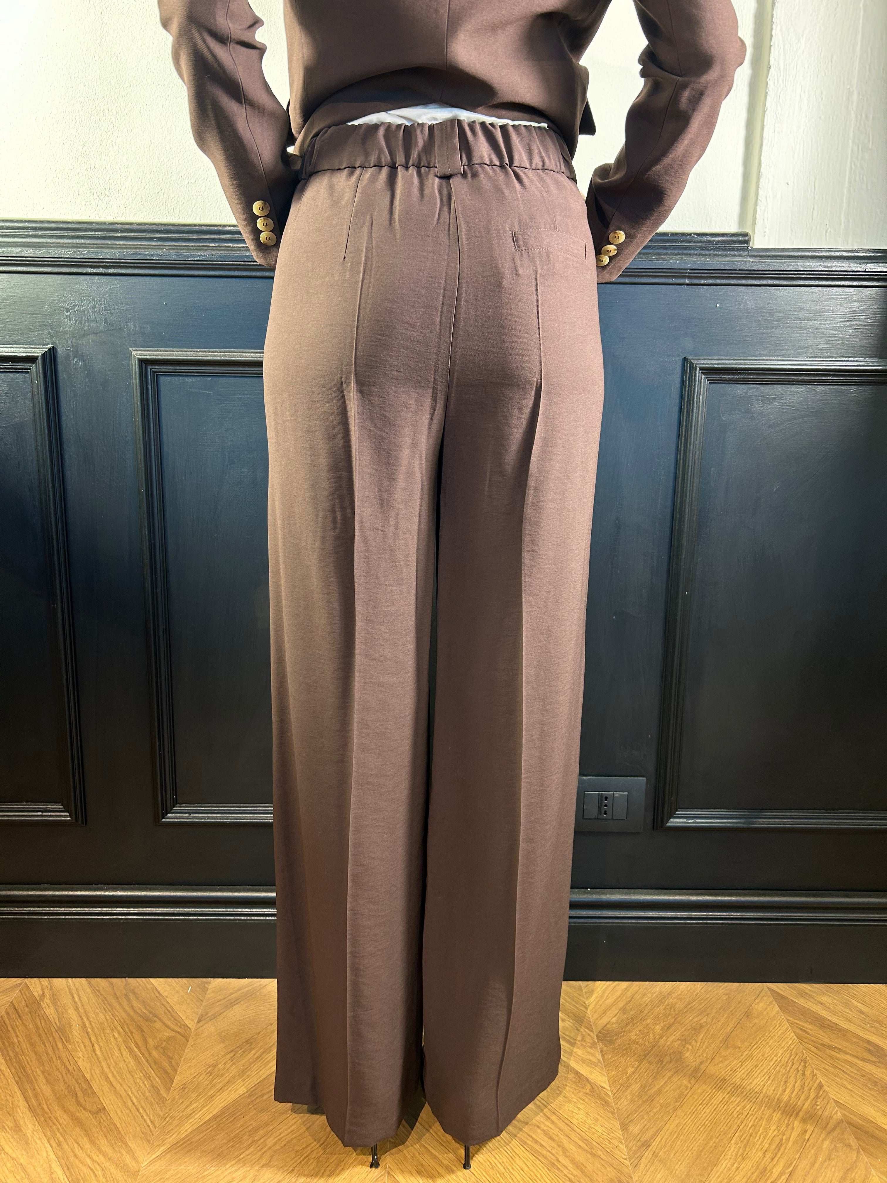 Tailleur in viscosa con giacca dritta e pantalone palazzo marrone