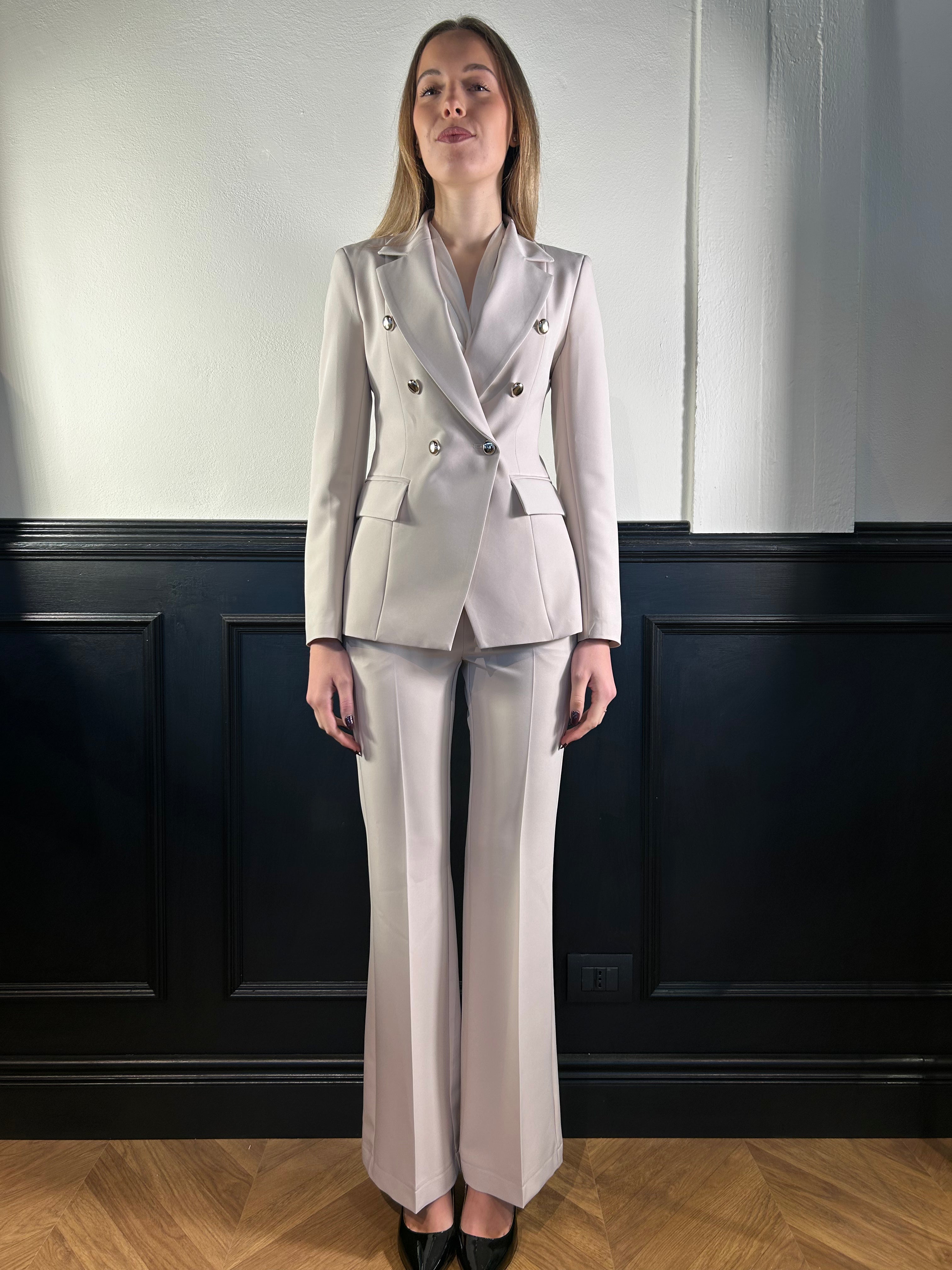 Tailleur giacca doppiopetto e pantalone scampanato avorio
