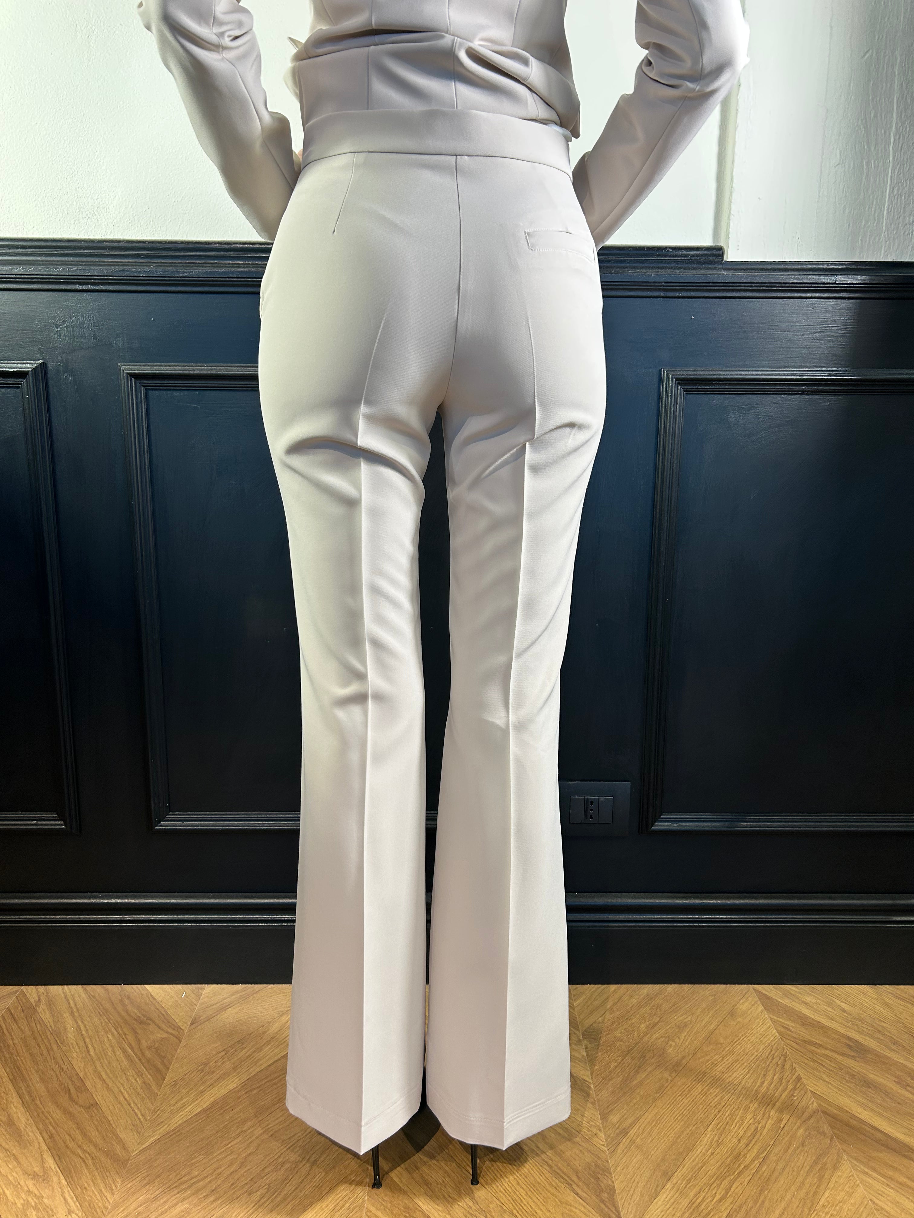 Tailleur giacca doppiopetto e pantalone scampanato avorio