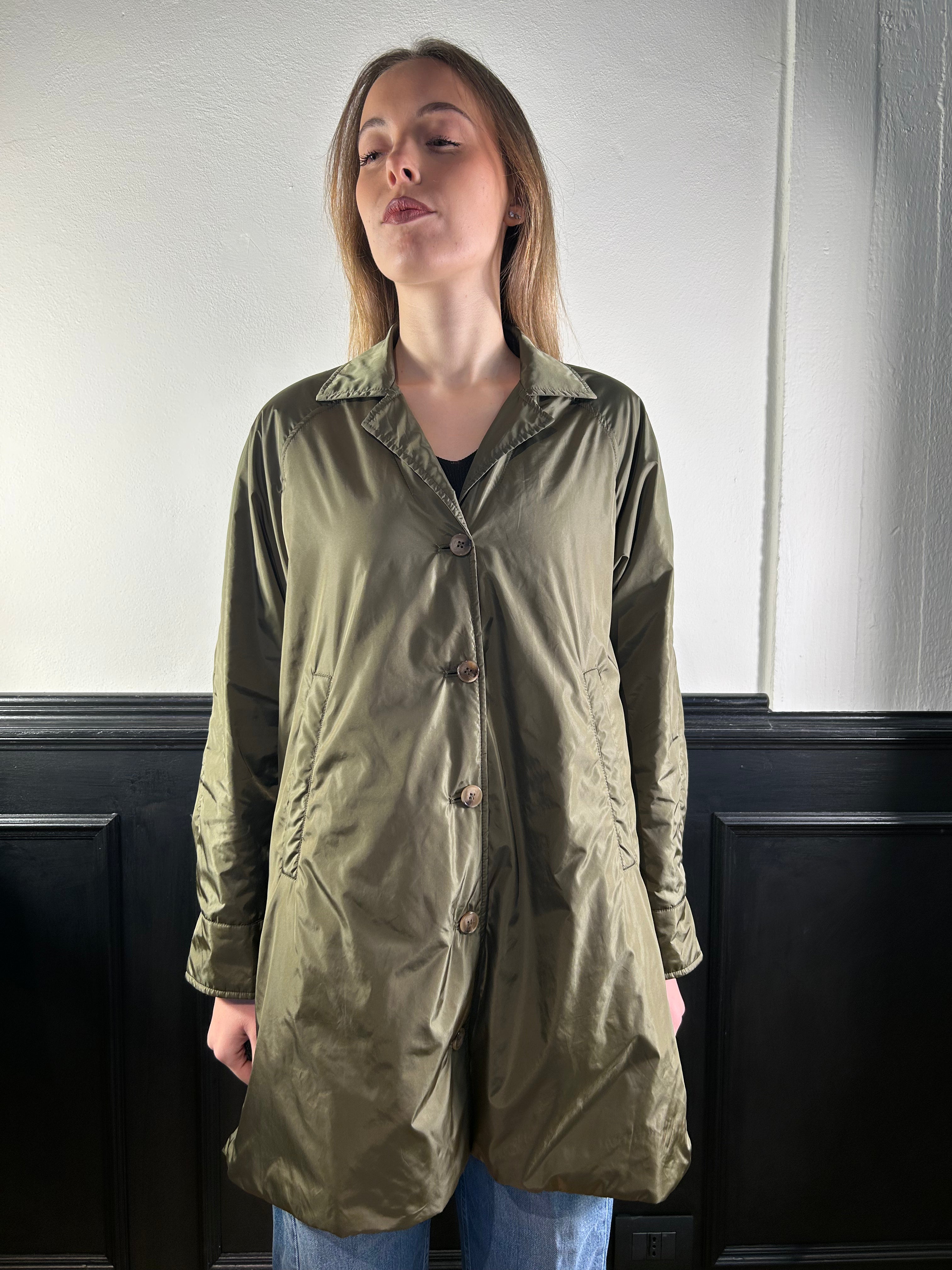 Trench svasato imbottito verde militare