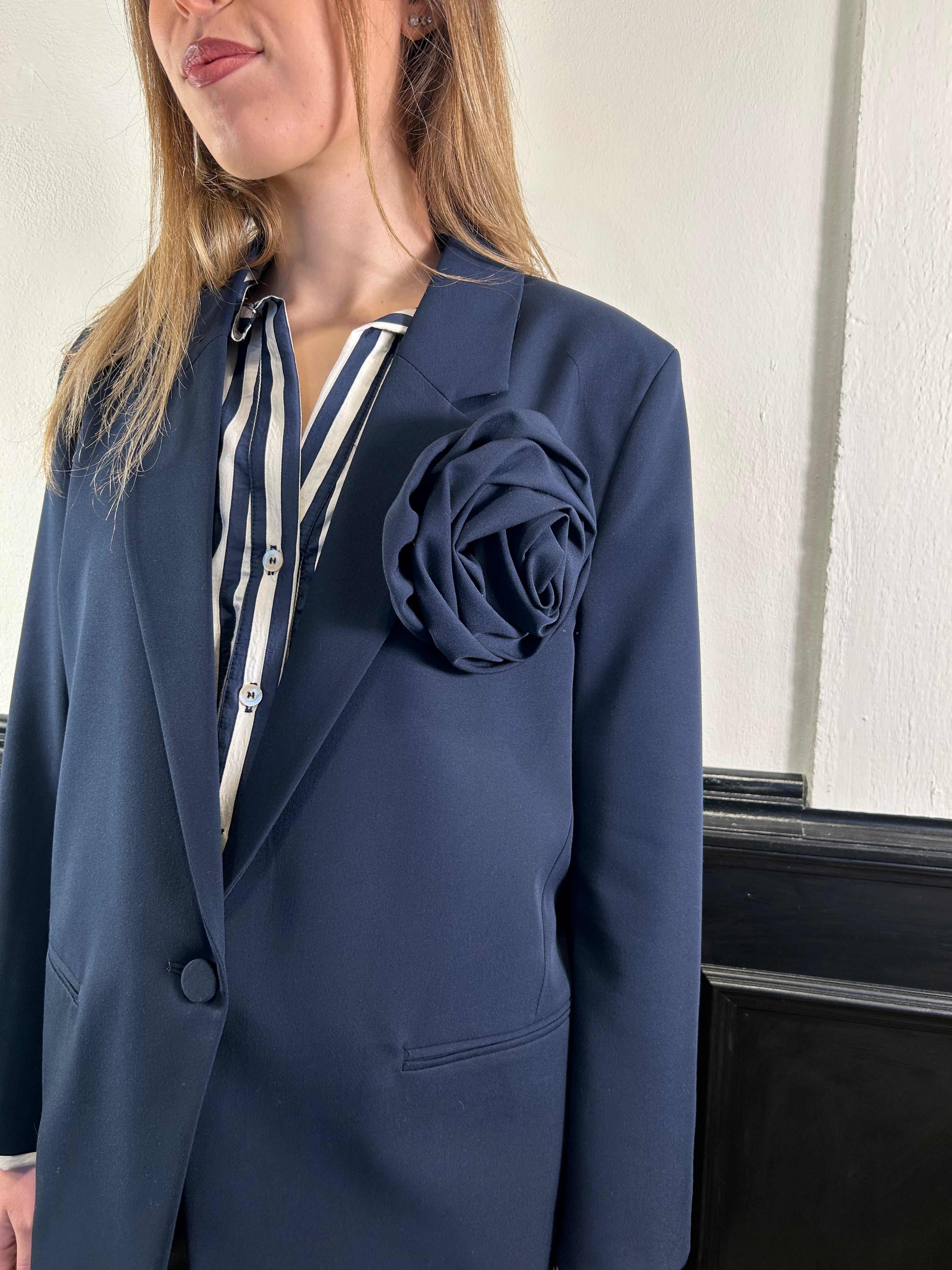 Giacca over con spilla fiore blu