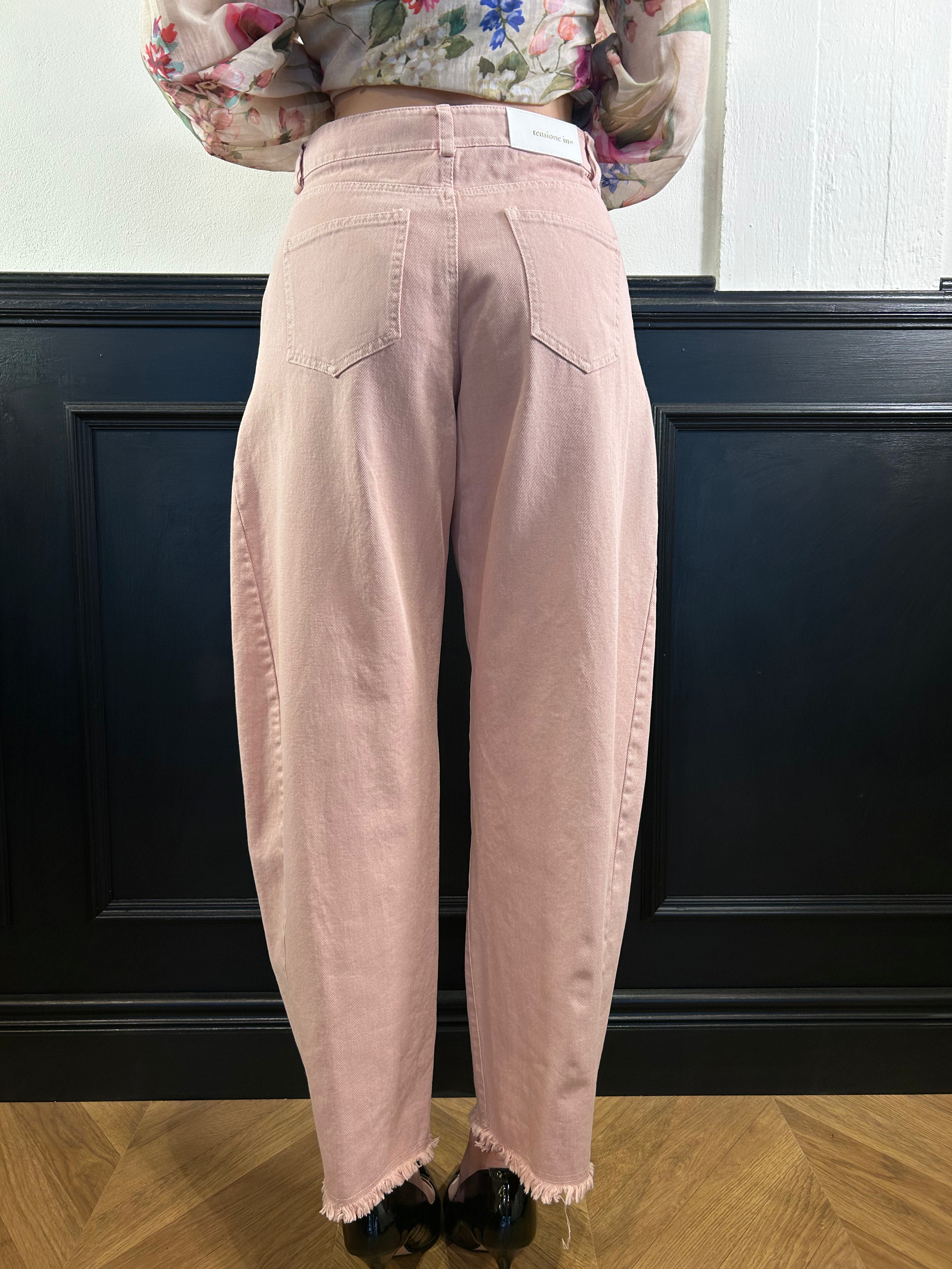 Pantalone barrel sfrangiato sul fondo rosa cipria