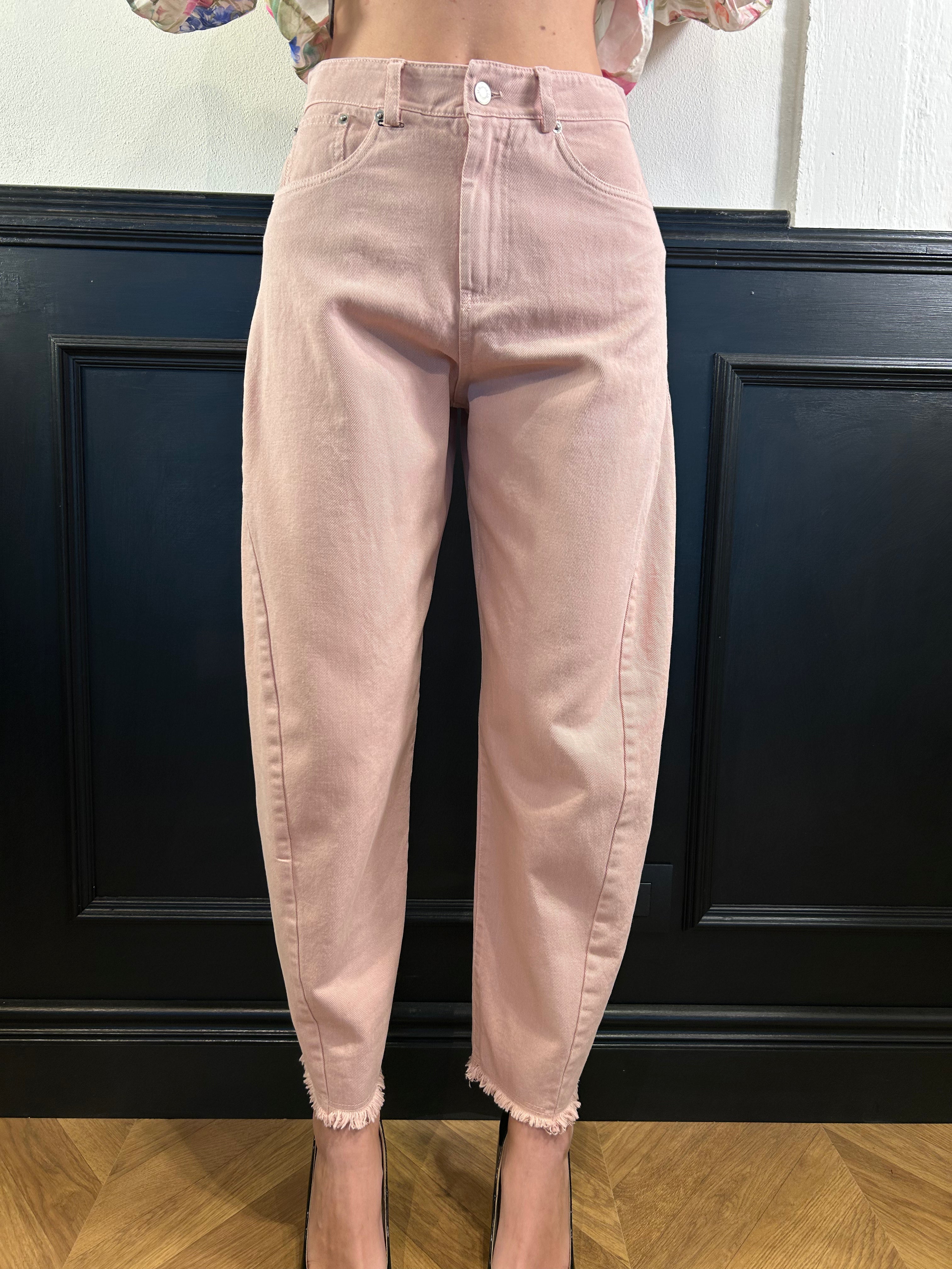 Pantalone barrel sfrangiato sul fondo rosa cipria