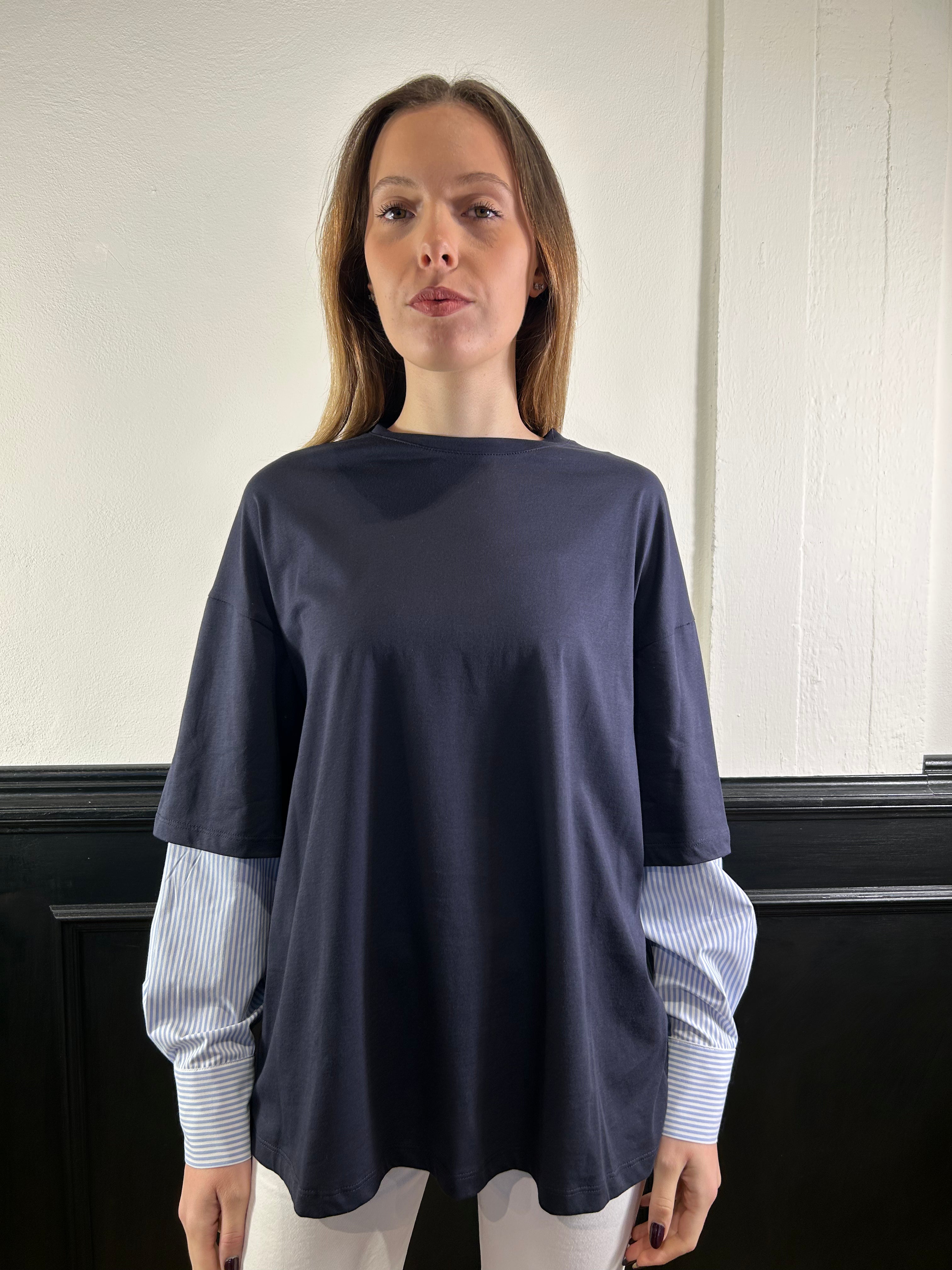 T-shirt blu con maniche camicia oxford