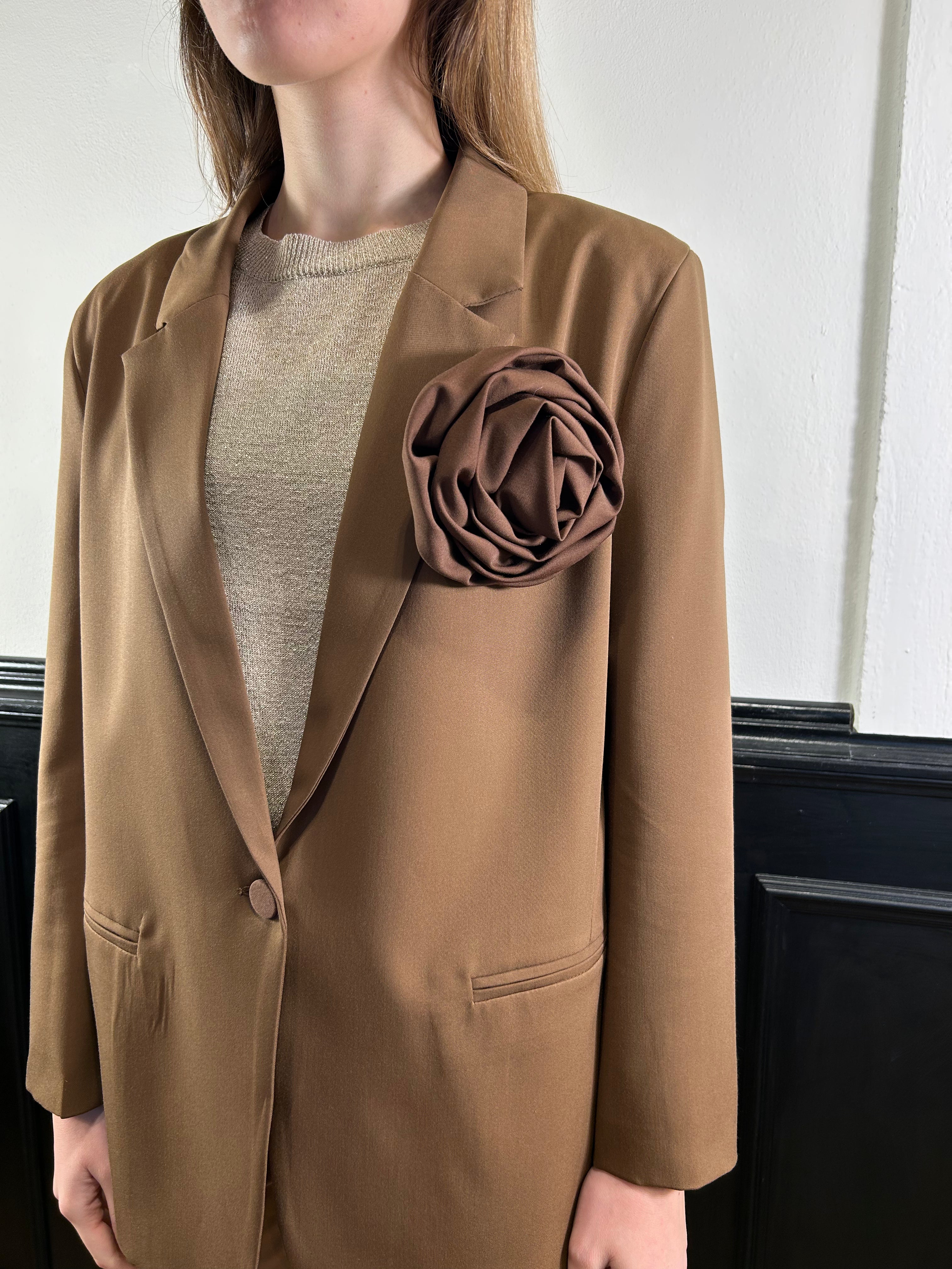 Giacca over con spilla fiore tabacco
