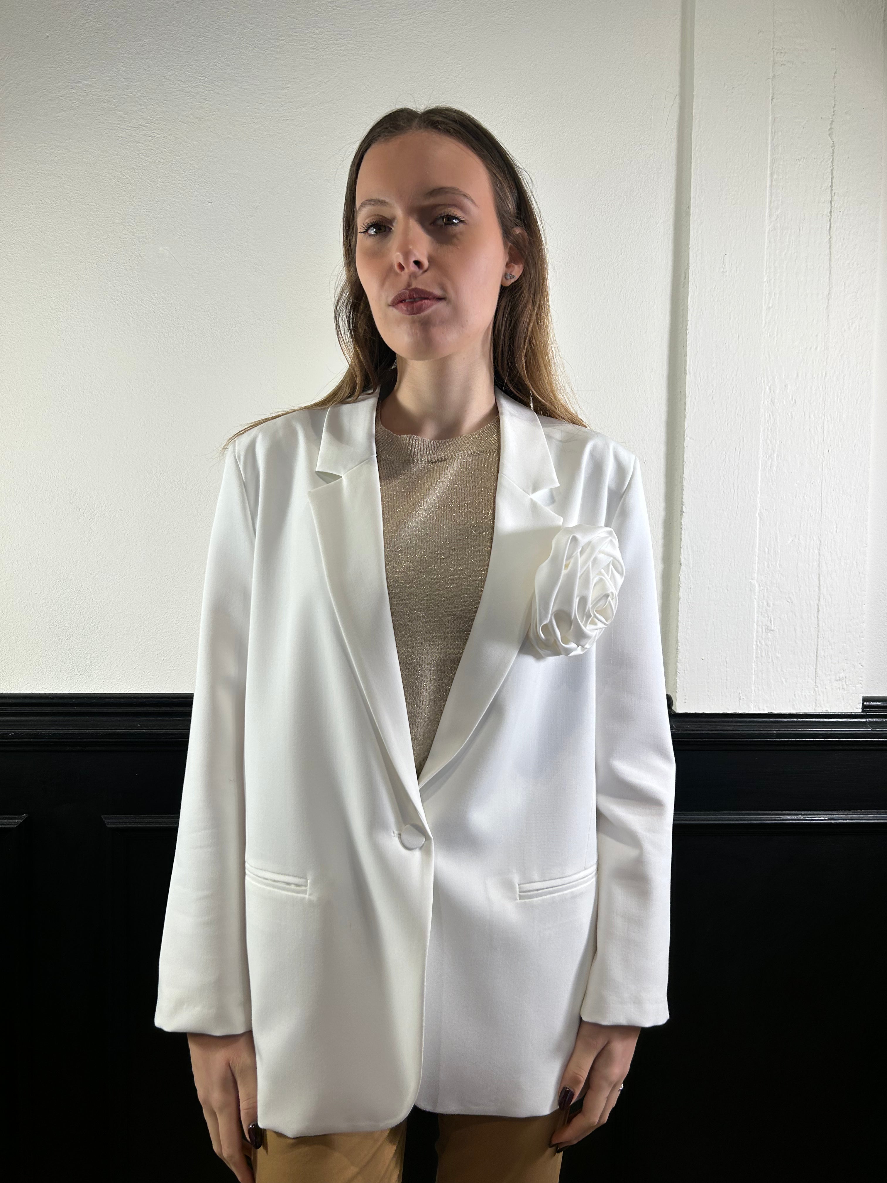 Giacca over con spilla fiore bianca