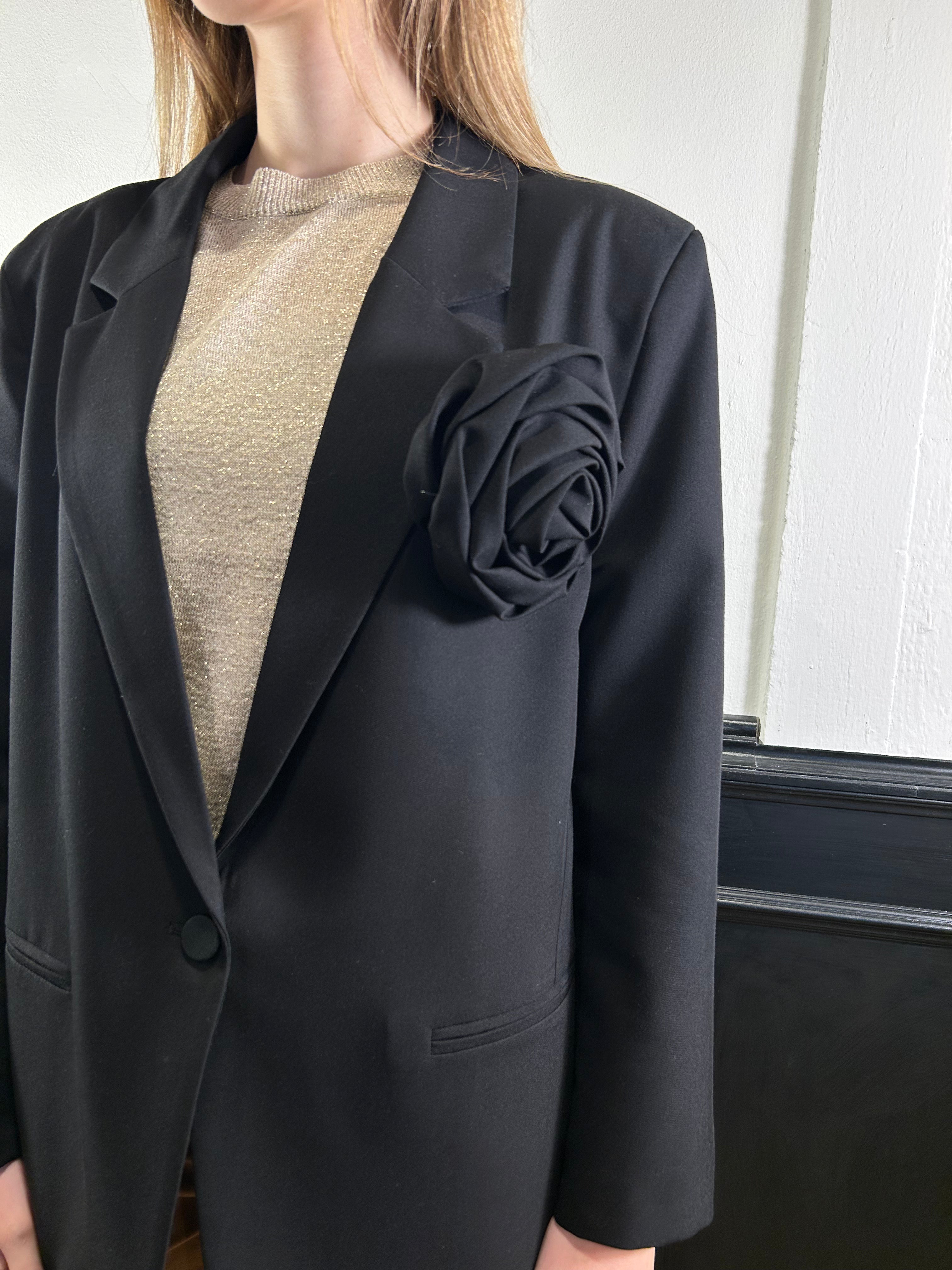 Giacca over con spilla fiore nera