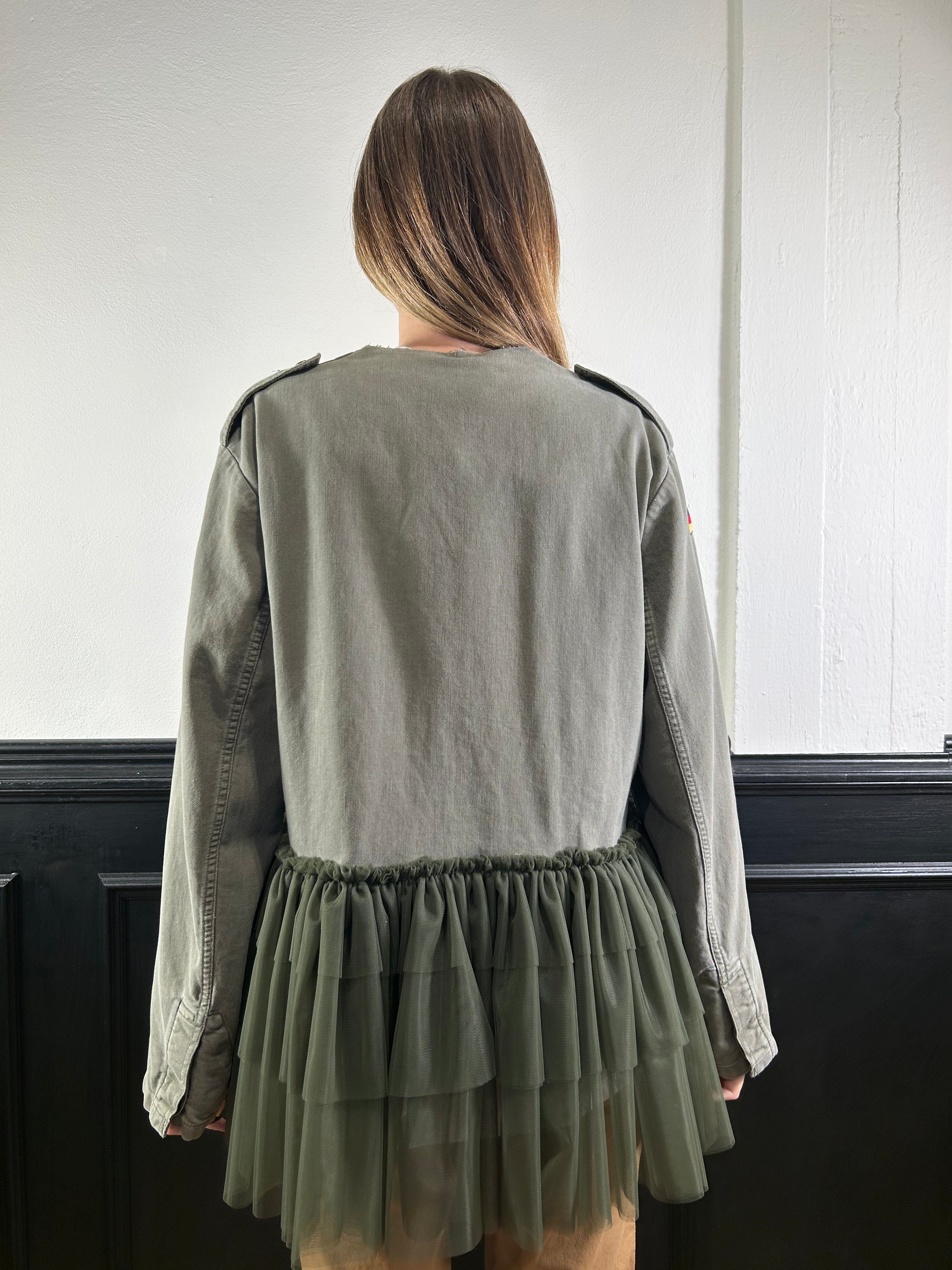 Sahariana verde militare dettaglio tulle sul fondo