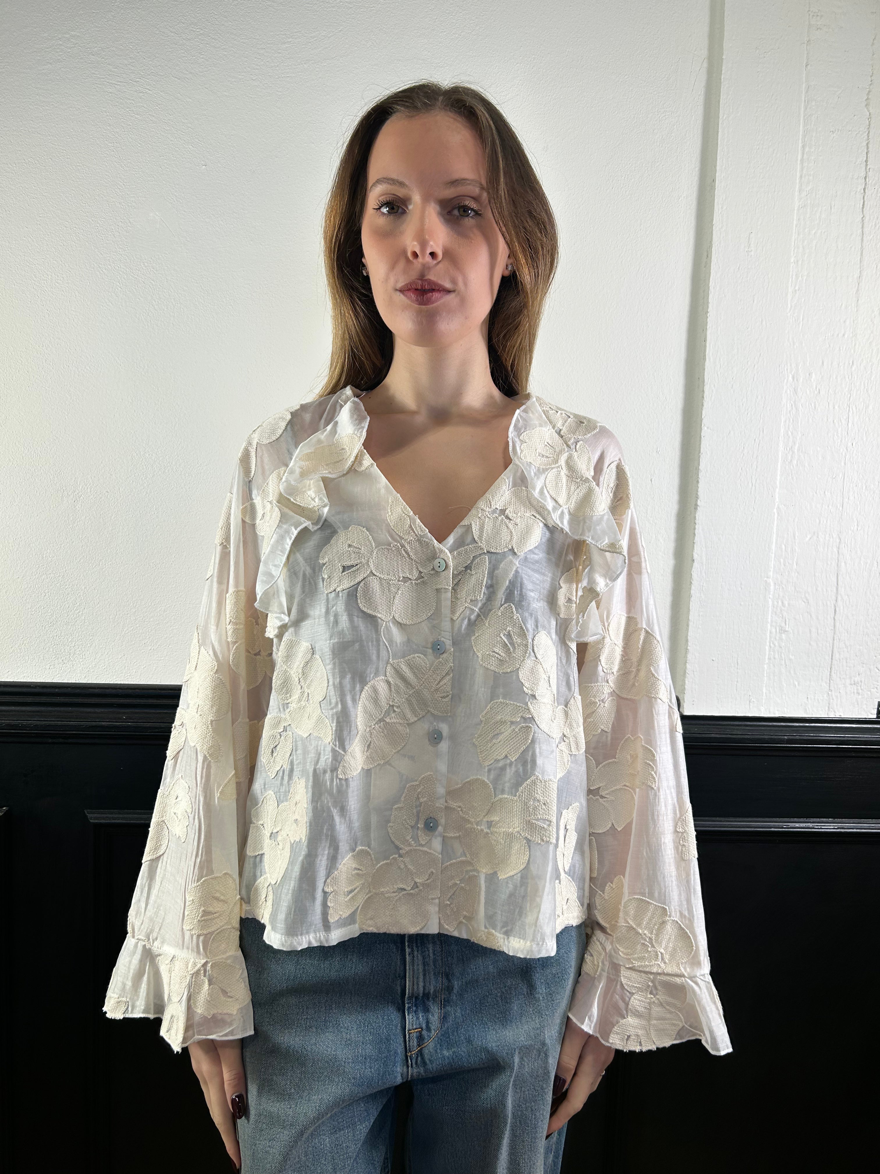 Camicia ricamata manica scampanata