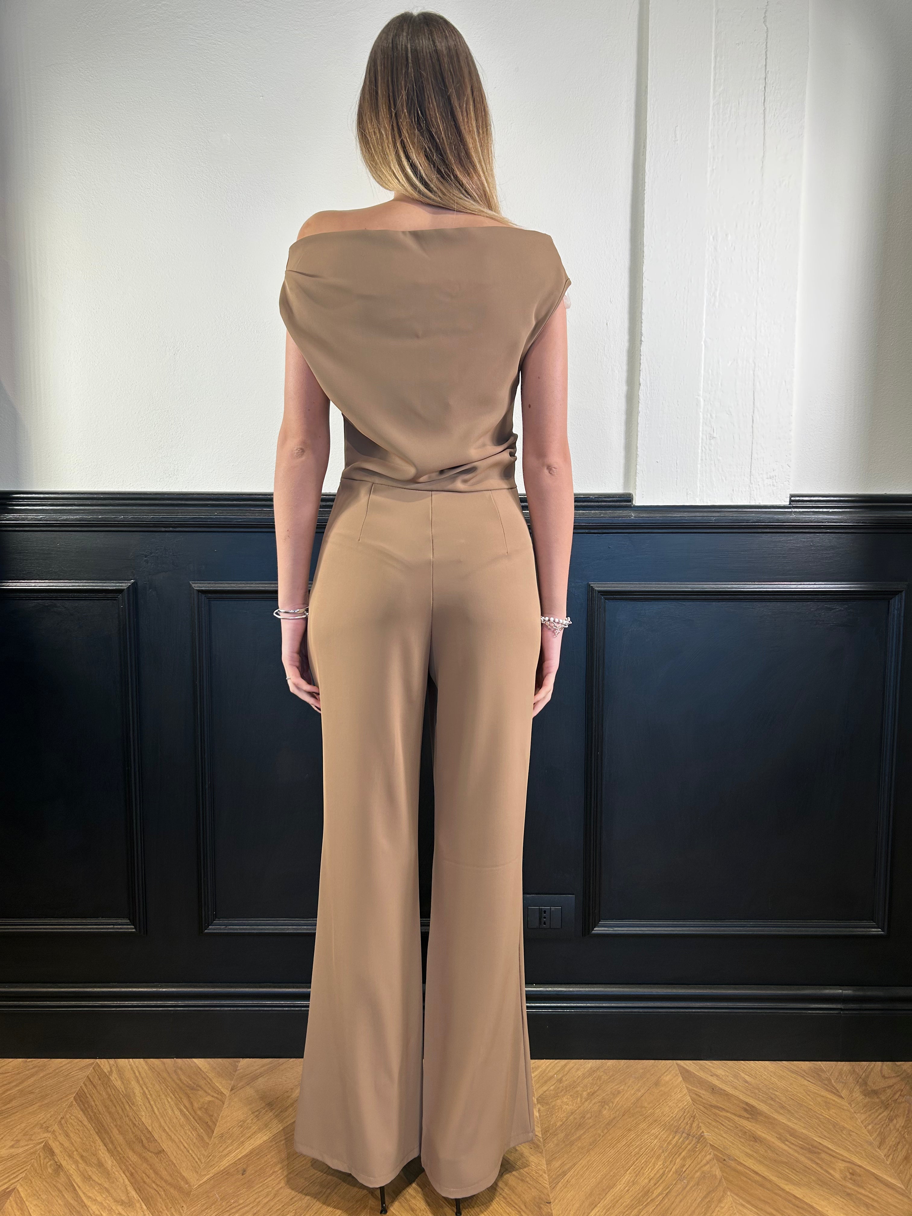 Tuta con scollo a barca caramel