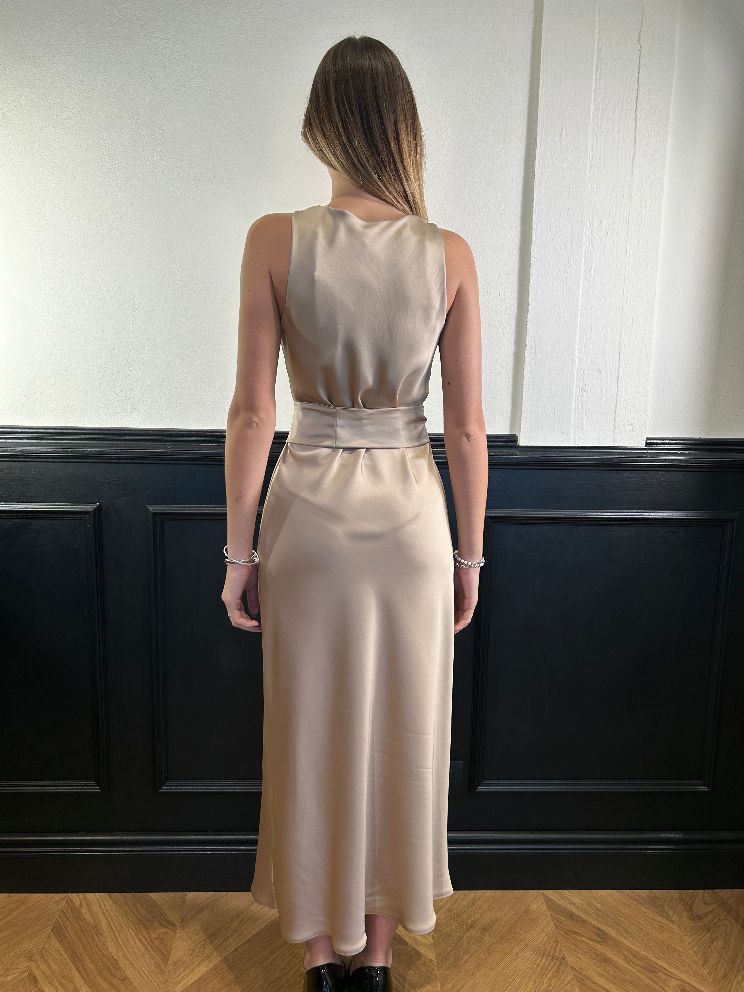 Abito in satin sabbia