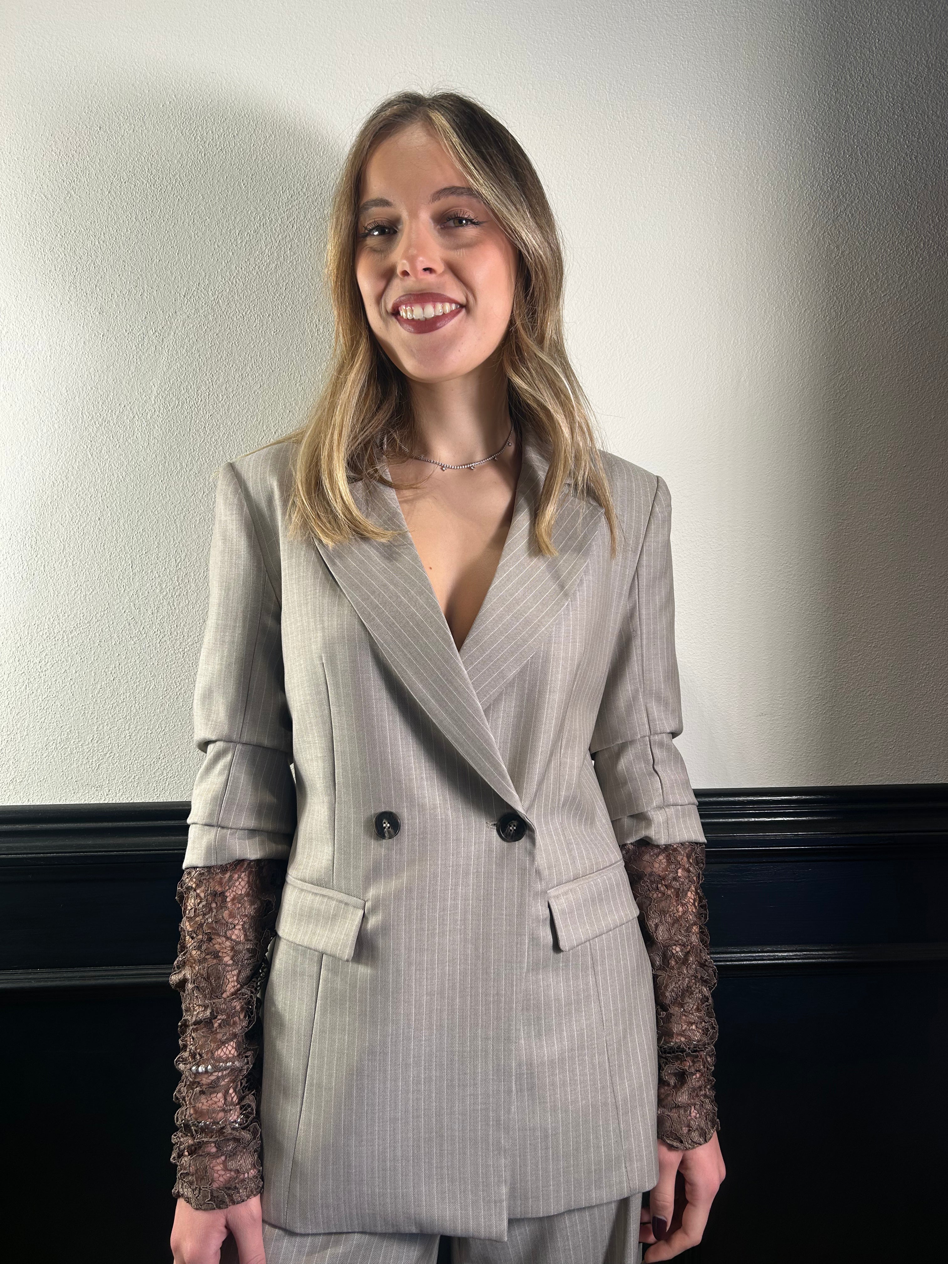 Tailleur gessato con giacca maniche in pizzo