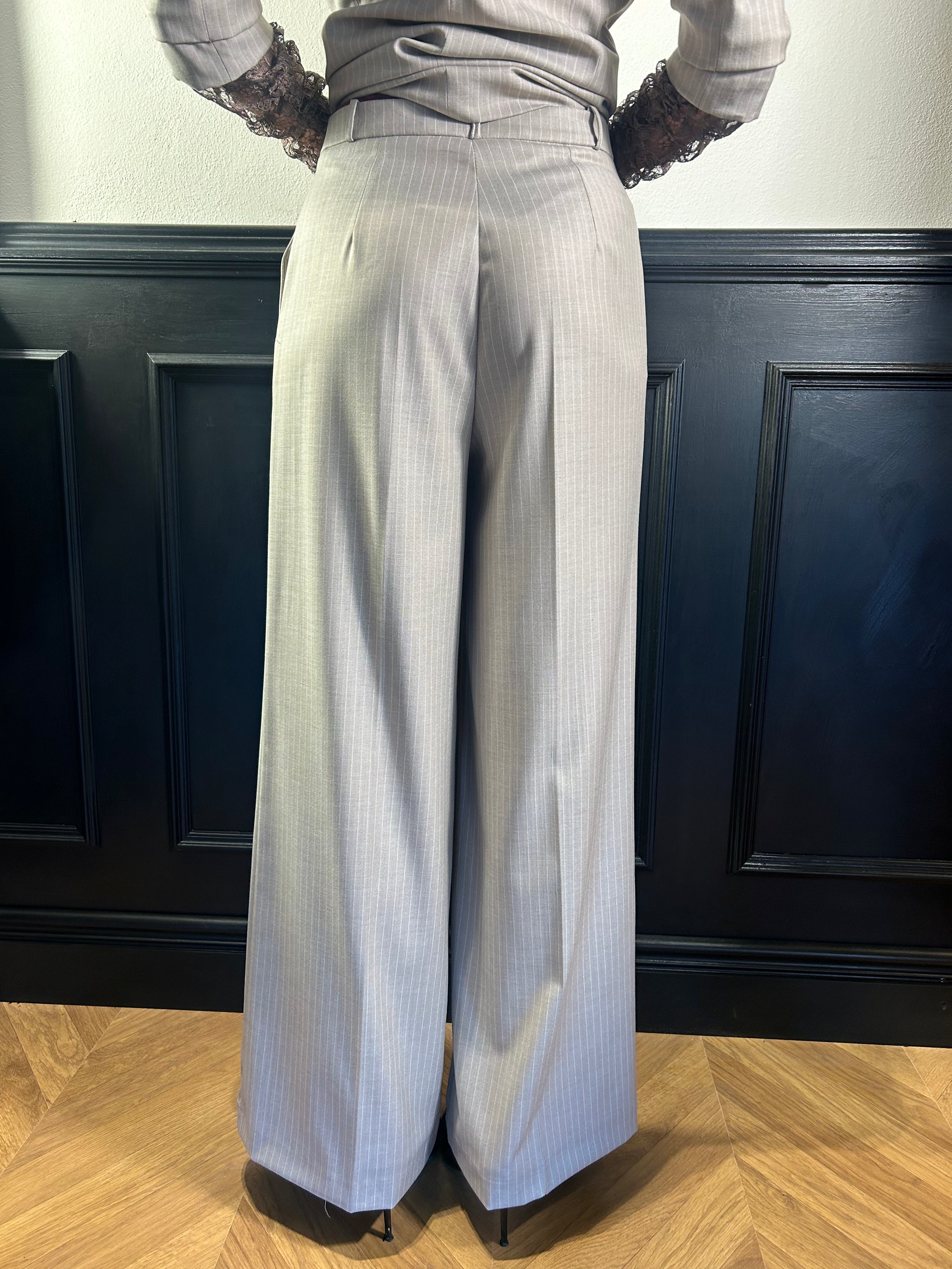 Tailleur gessato con giacca maniche in pizzo