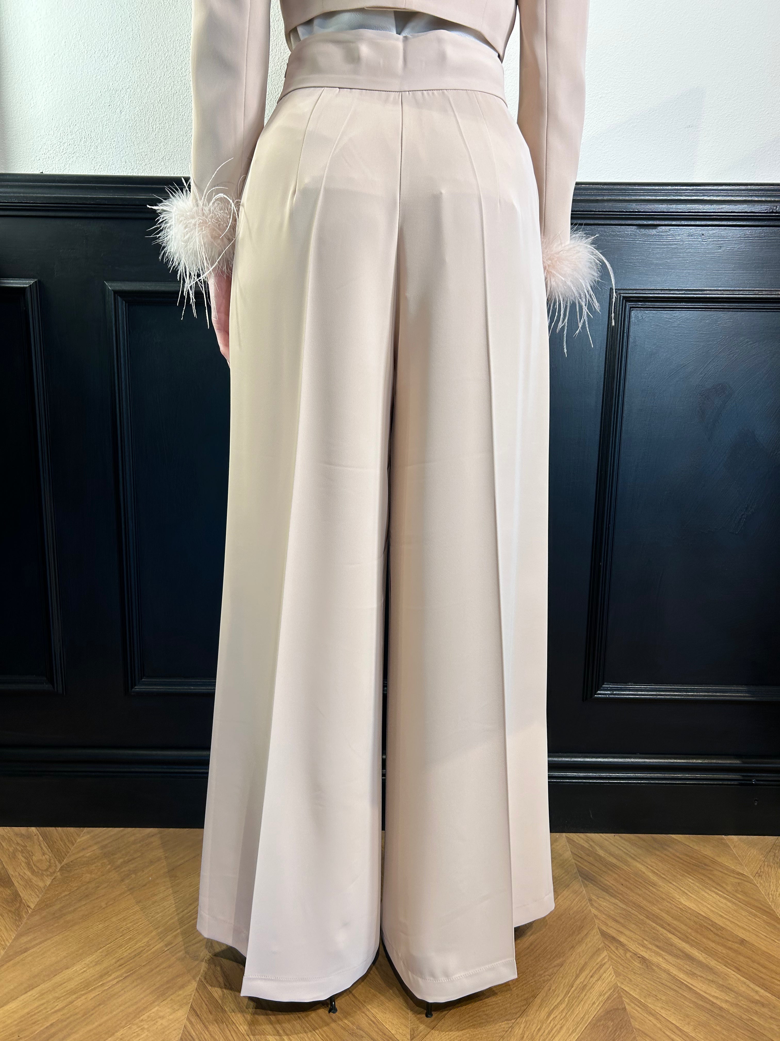 Tailleur giacca spencer con piume e pantalone palazzo sabbia