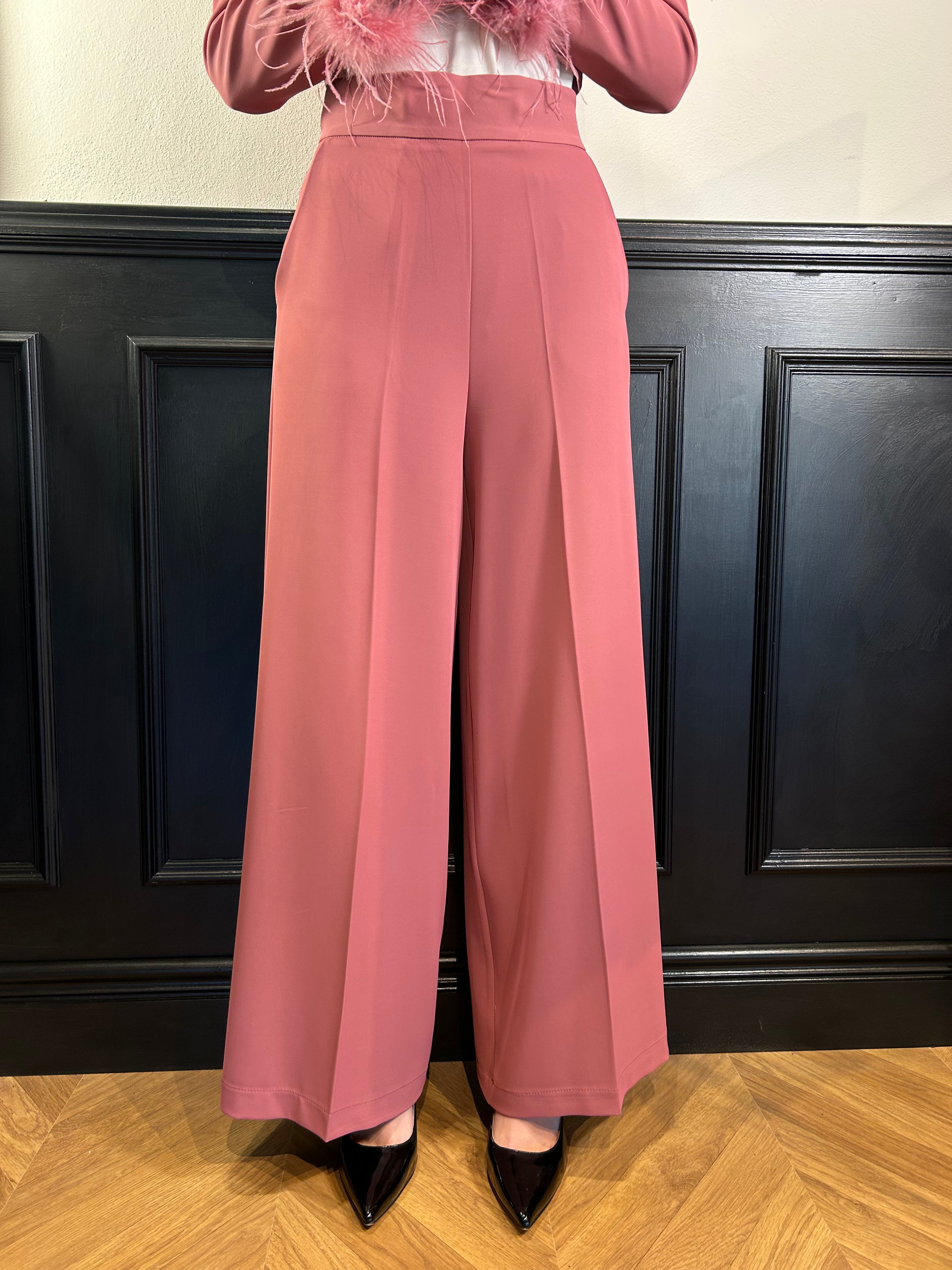 Tailleur giacca spencer con piume e pantalone palazzo onion